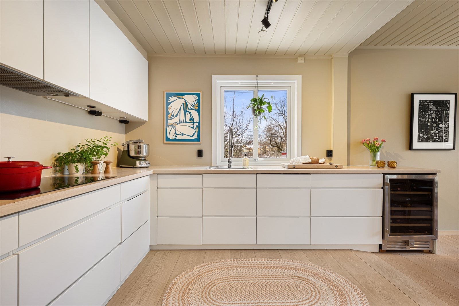 Kjøkkenet er raust innredet med skuffer og overskap - her er det godt med oppbevaringsplass og gode arbeidsflater. Galleribilde