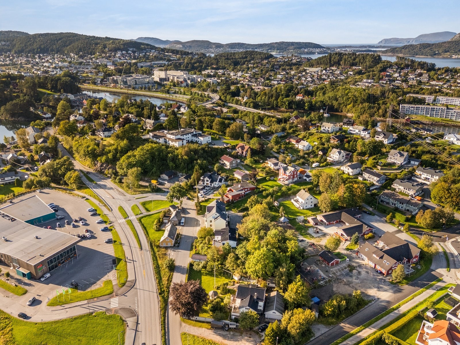 Det er cirka ti minutter til både Moa og byen. Her bor du utrolig praktisk til som gir mer tid til familie og venner. Galleribilde