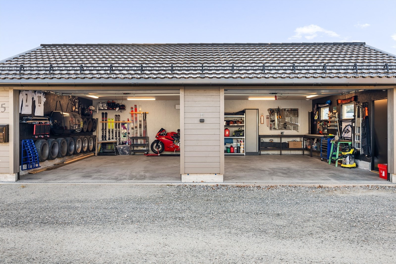 Garasjen er oppført i 2021, er fullisolert og fremstår i følge takstmann med høy standard. Galleribilde