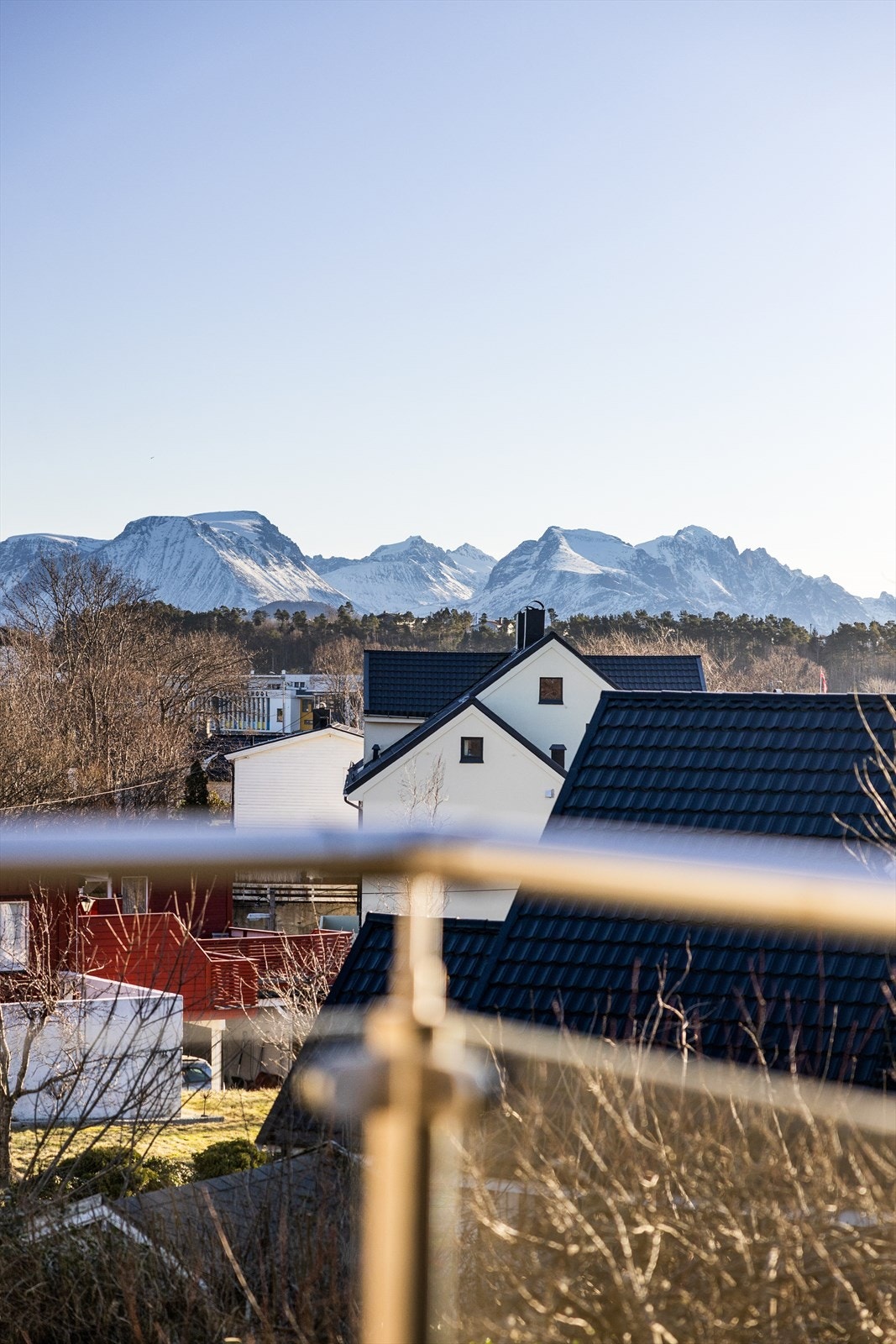Det er også bare 3-4 minutter til skole, under to minutter til barnehage og ellers bare noen få lengdehopp til nærmeste busstopp. Galleribilde