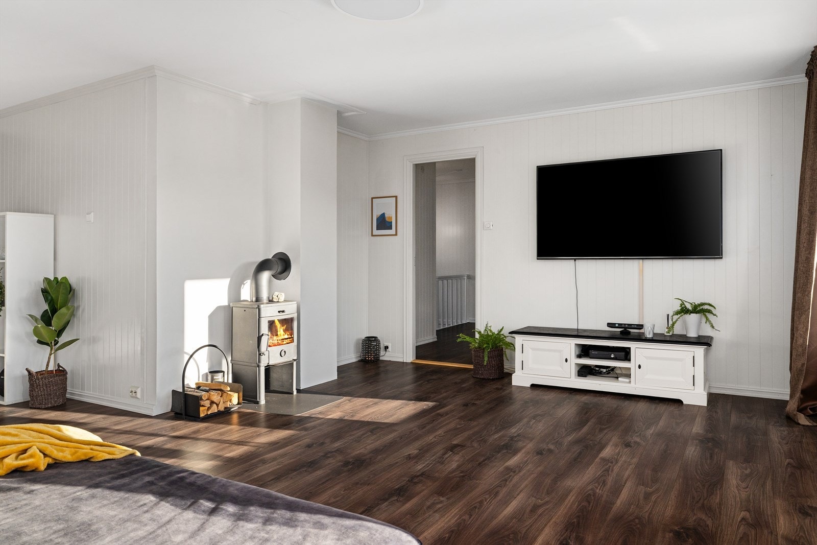 Loftstuen er svært romslig og har en rekke muligheter. Her kan man enkelt lage til et ekstra soverom, beholde loftstuen som den er eller få et gigantisk soverom for ungdommen i hus. Galleribilde