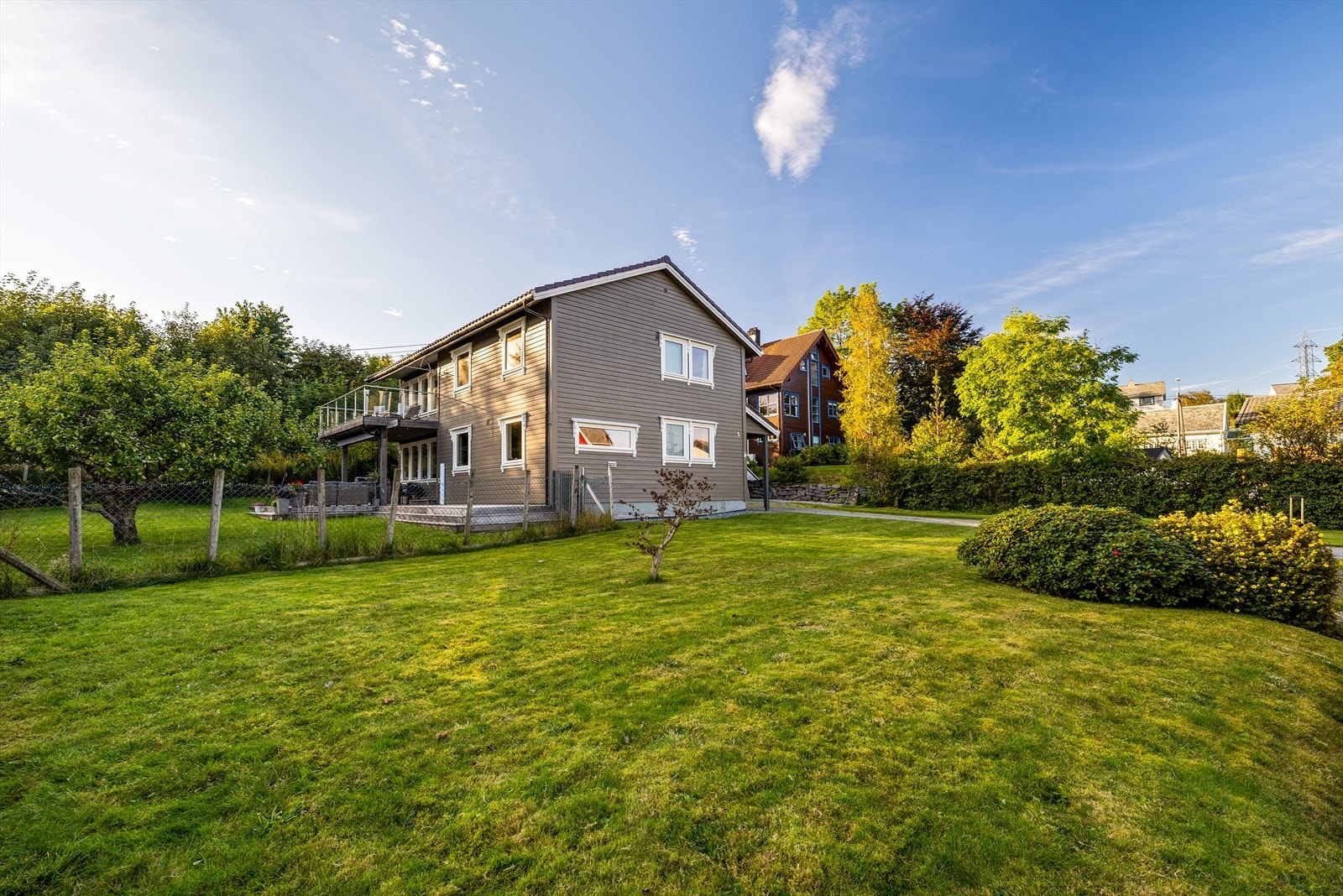 En praktfull eiendom med et godt og velholdt hus. En landlig idyll sentralt plassert midt mellom byen og Moa. Galleribilde