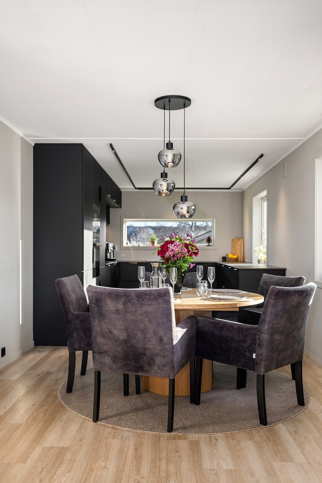 På stuen og kjøkkenet er vinduene skiftet i 2011 og 2024. Galleribilde