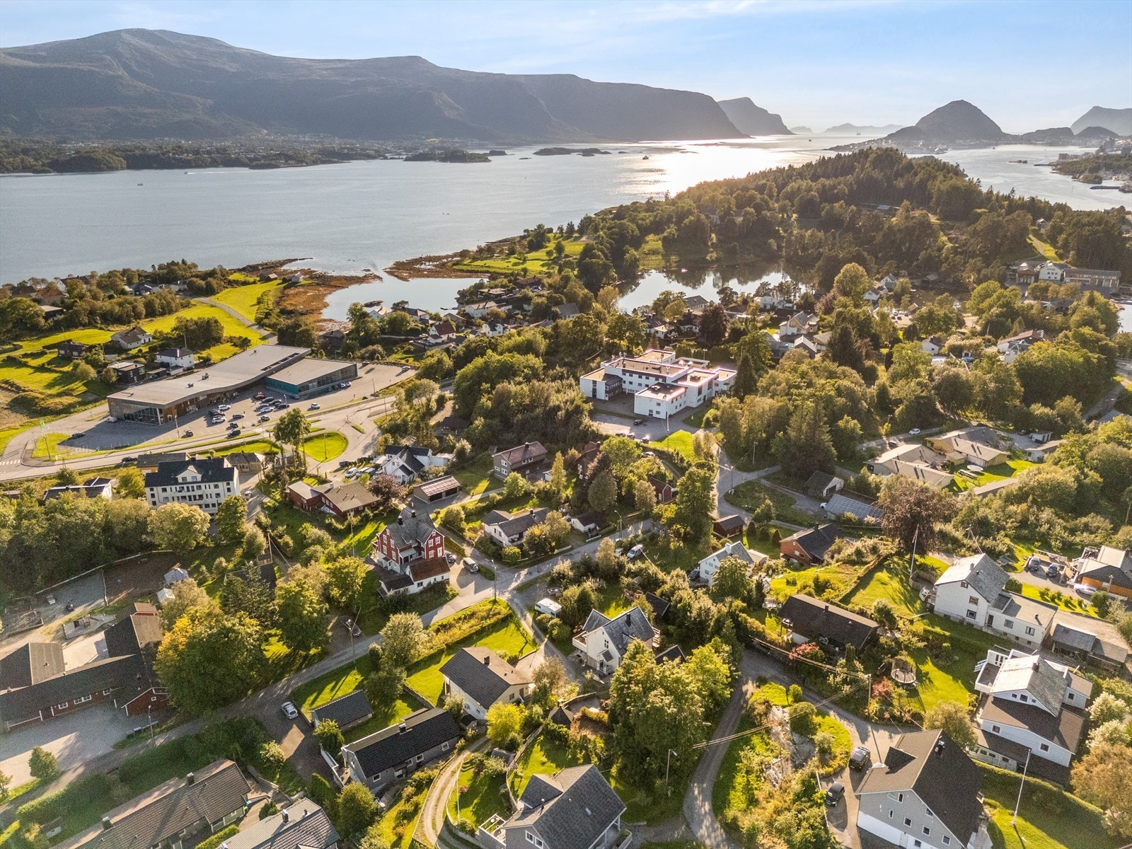 Det er enkelt å ferdes på lite trafikkerte veier, enten det er til fotballtrening, til skole, til barnehage eller på tur med hunden i Borgundgavla. Galleribilde