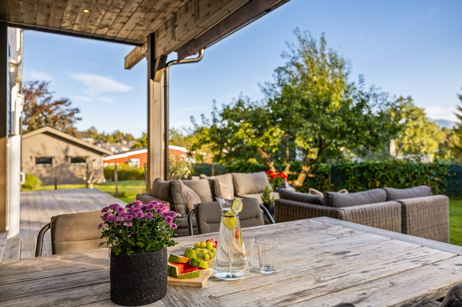 Her kan sommerdagene virkelig nytes. Ungene kan trygt springe rundt i området og styre seg selv i stor grad, samtidig som roen og skuldrene senker seg i Haugvegen. Galleribilde