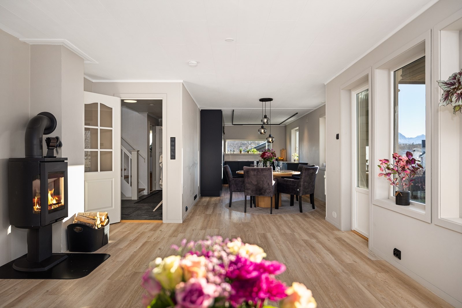 Det er lagt nytt laminatgulv i hovedetasjen, nye vegg- og himlingsflater og ny belysning. Galleribilde