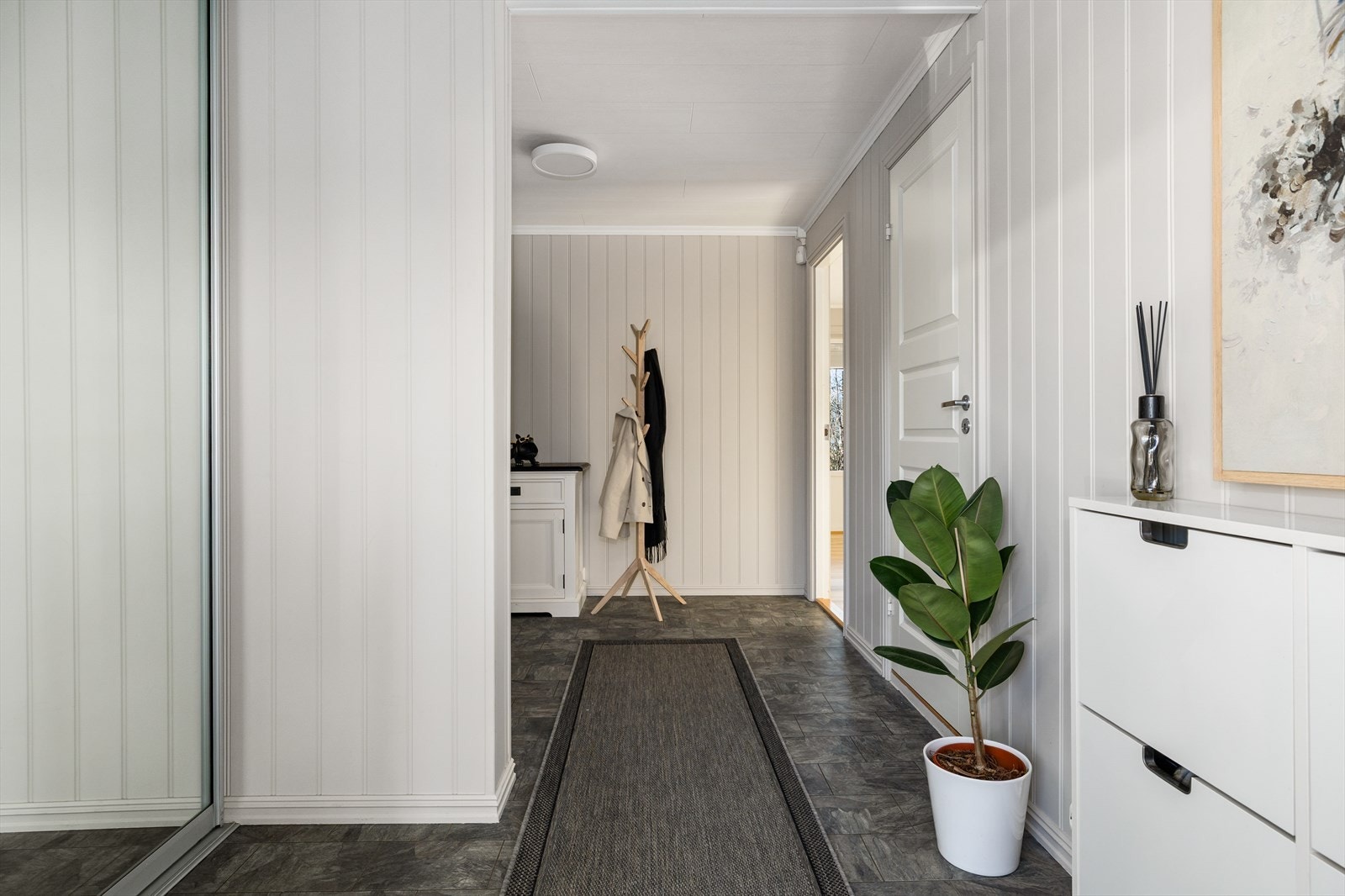 Det er laget til skyvedørsgarderobe ved inngangspartiet. Galleribilde