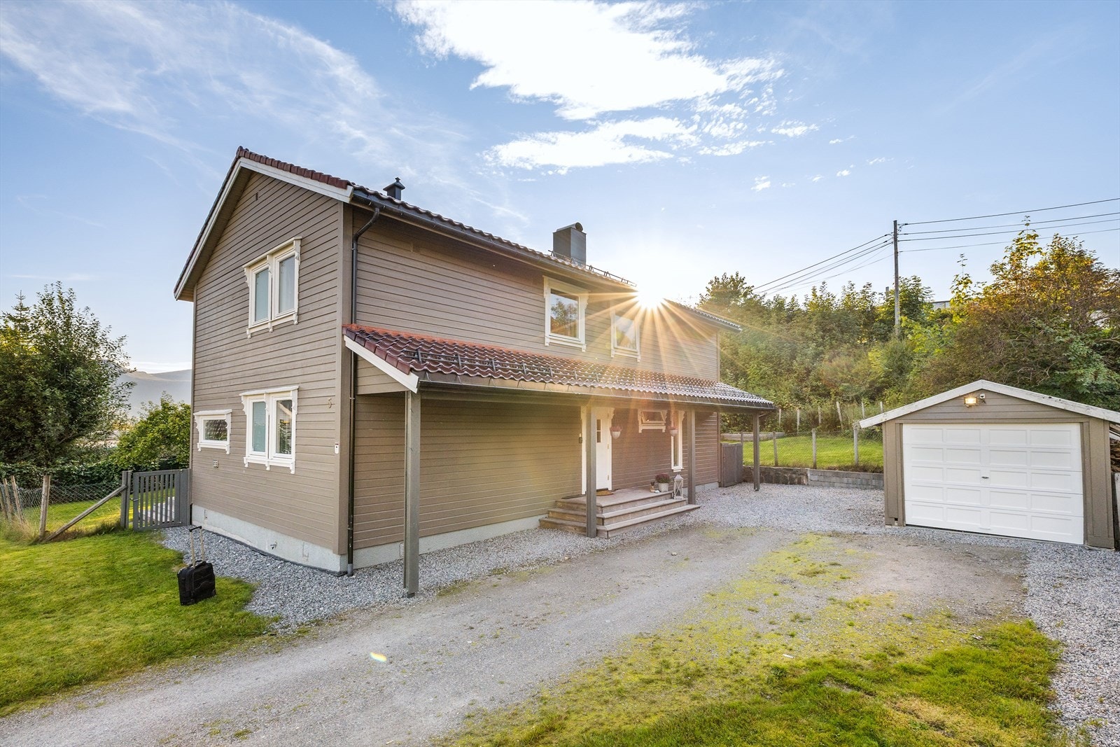 Taket ble skiftet i 2001 og er i følge eier hollandsk pannestein. Galleribilde