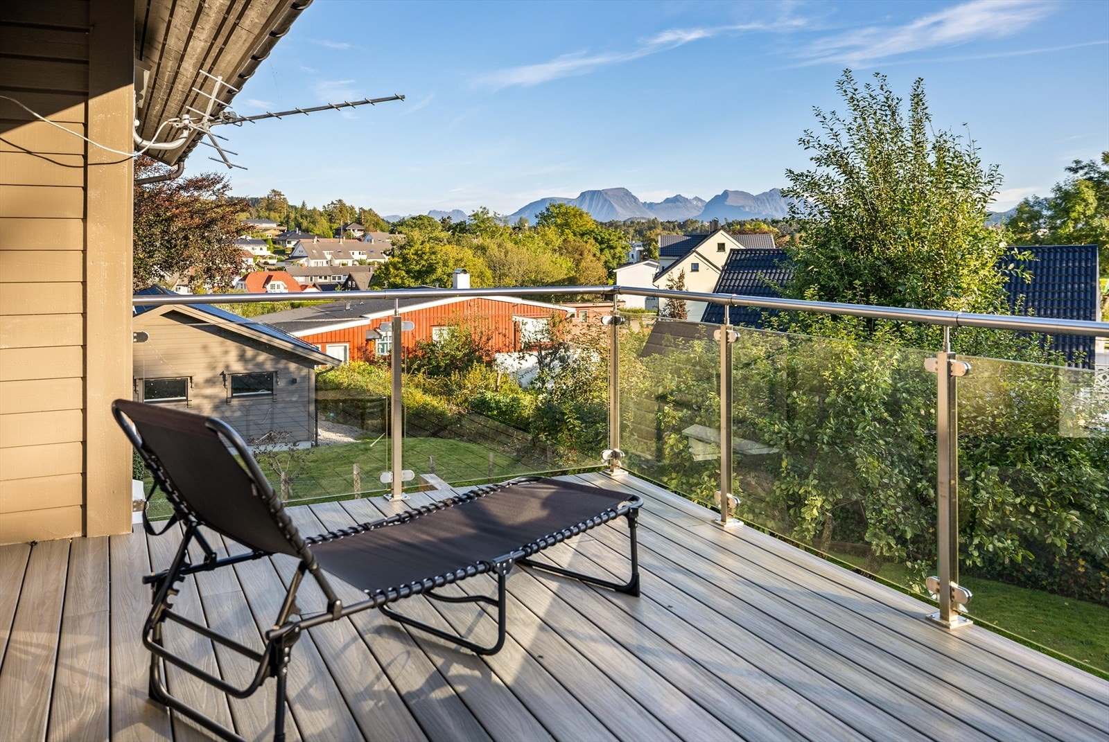 Nydelig utsikt innover Sunnmørsalpene. Eiendommen ligger rolig til med kort vei til barnefamilier på Gåseidmarka, luftemuligheter i Gavla og butikk m.m. i Klokkersundet. Galleribilde