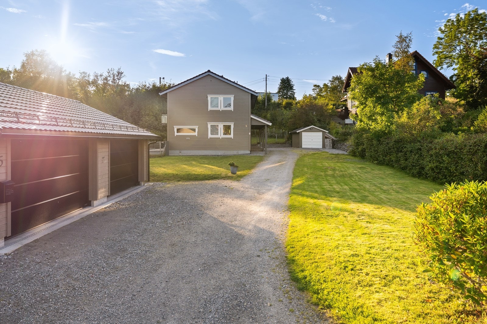 Eiendommen har gruset tilkomst fra Haugvegen via privat stikkveg. Galleribilde