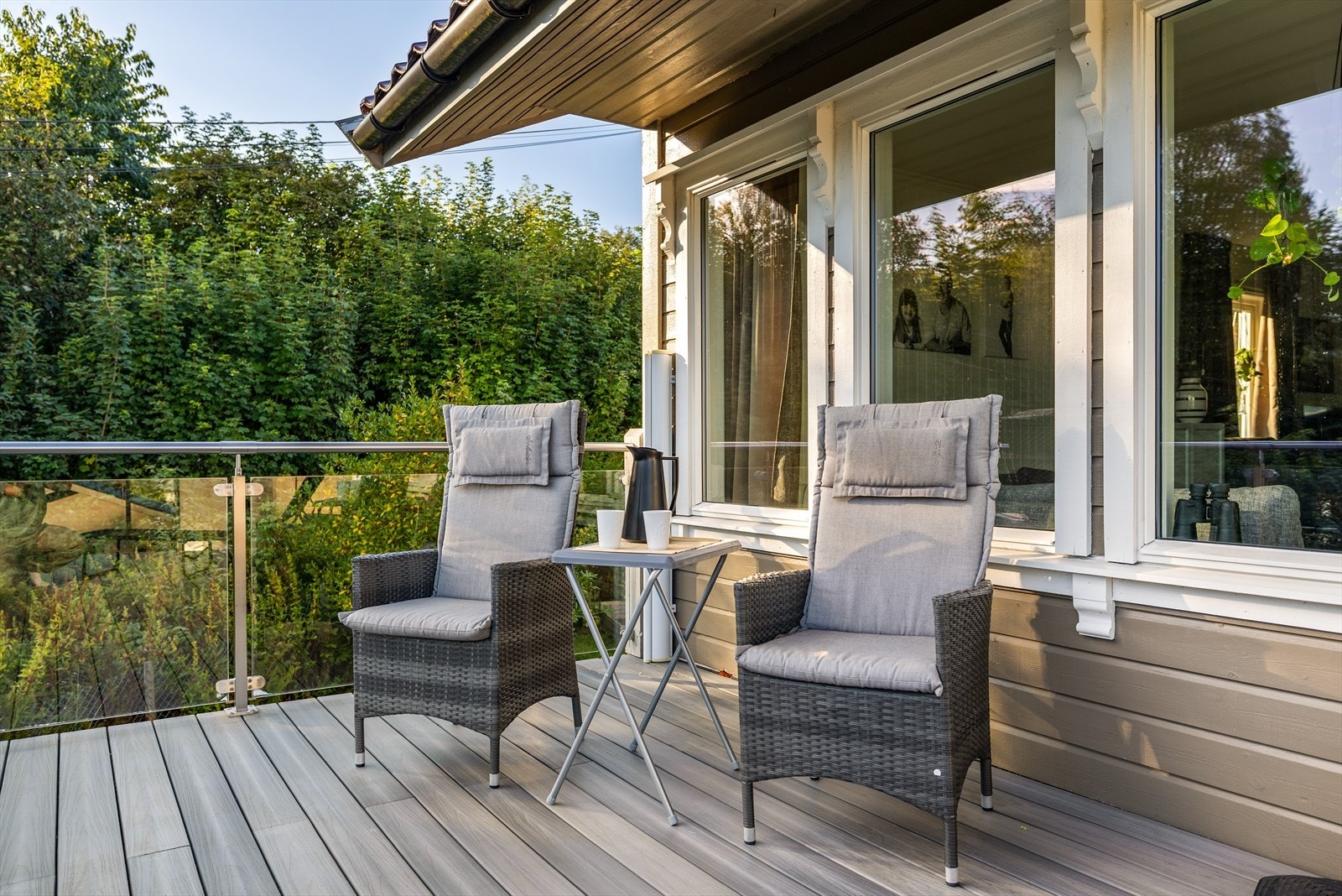 På verandaen i andreetasjen er det lagt terrassebord av kompositt. Glassrekkverk som gir en fri følelse. Galleribilde