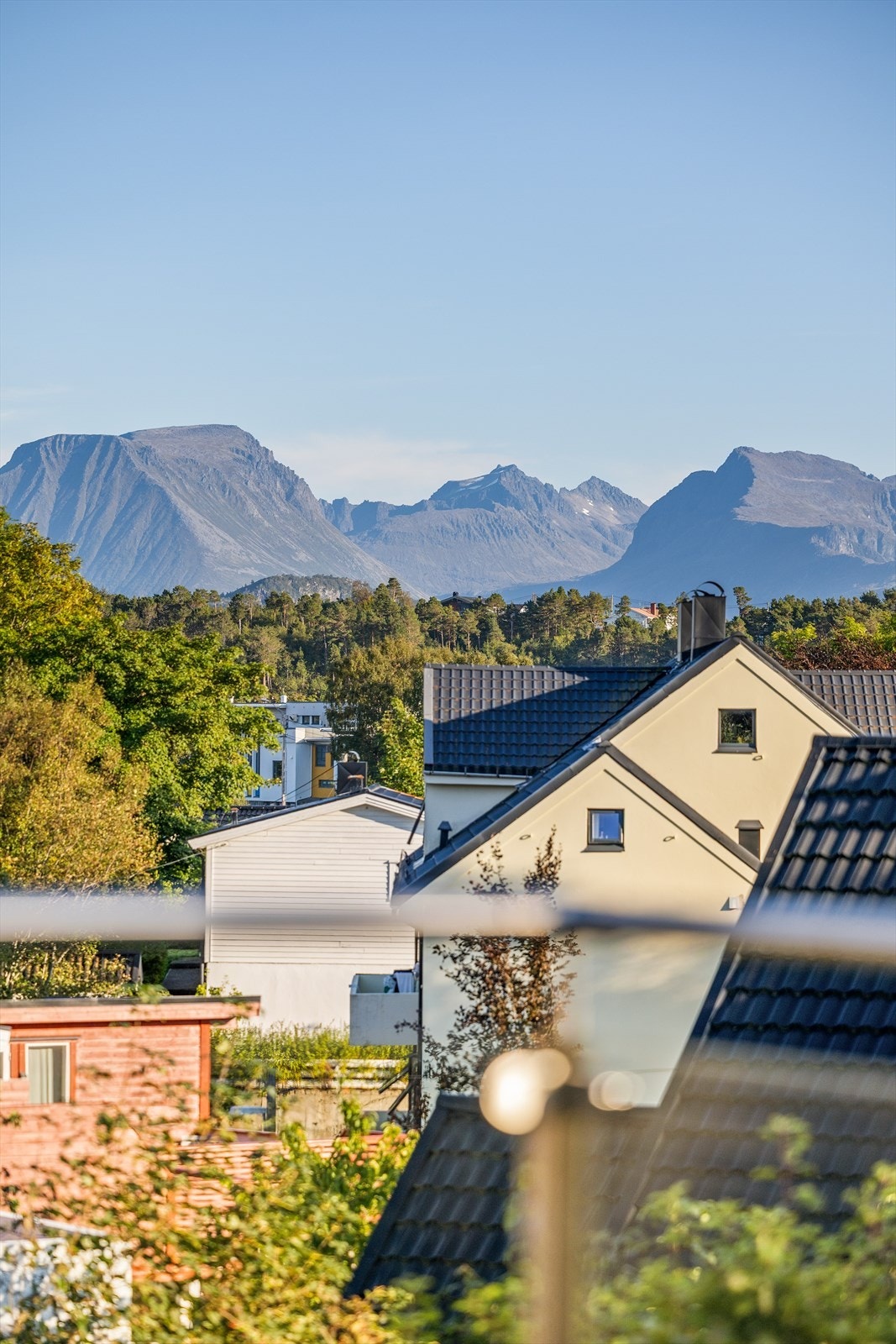 Det er cirka to minutters gange til Kiwi Klokkersundet hvor det også er treningssenter og frisør. Galleribilde