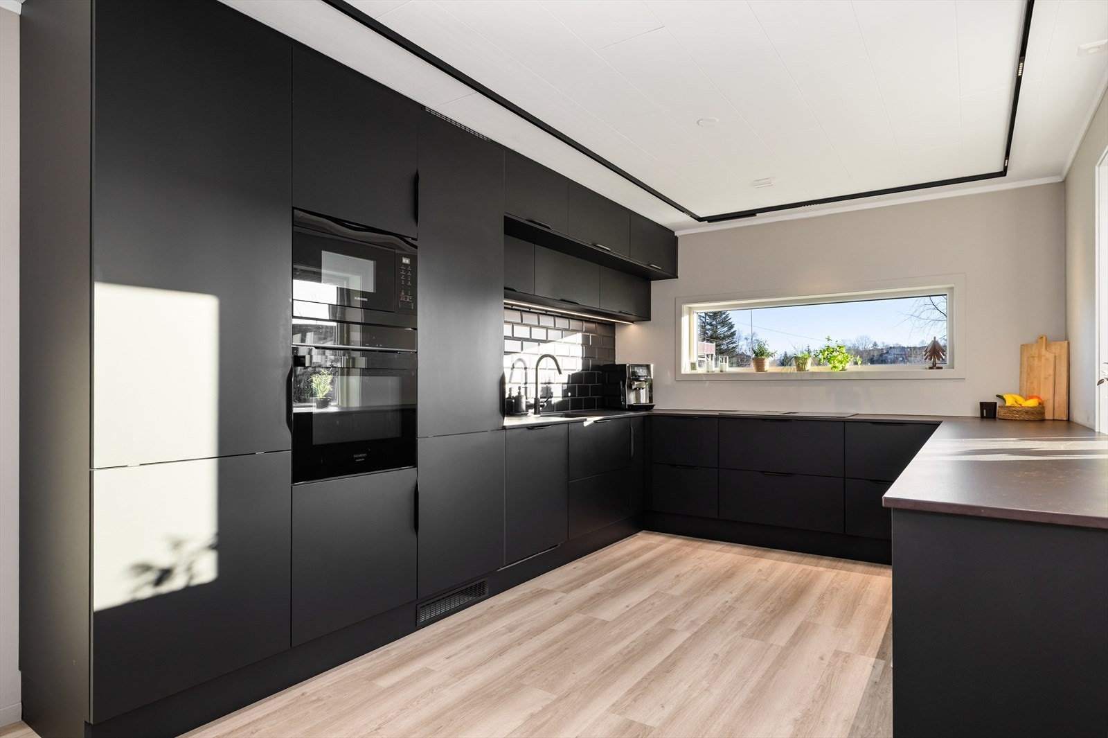 Den virkelige perlen i huset er dette flunka nye kjøkkenet fra Designa med svarte fronter, gode lysforhold og plenty oppbevaringsplass. Galleribilde