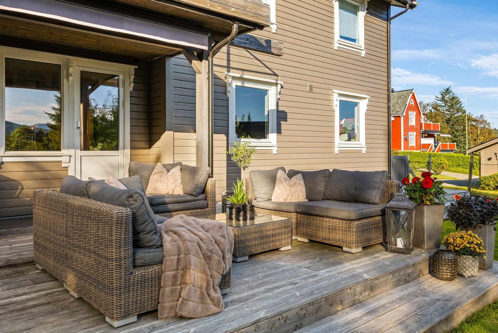 Huset er orientert mot sør og har gode solforhold. Terrassen er fint tillaget og fra andreetasjen får man nydelig utsikt innover fjellene. Galleribilde