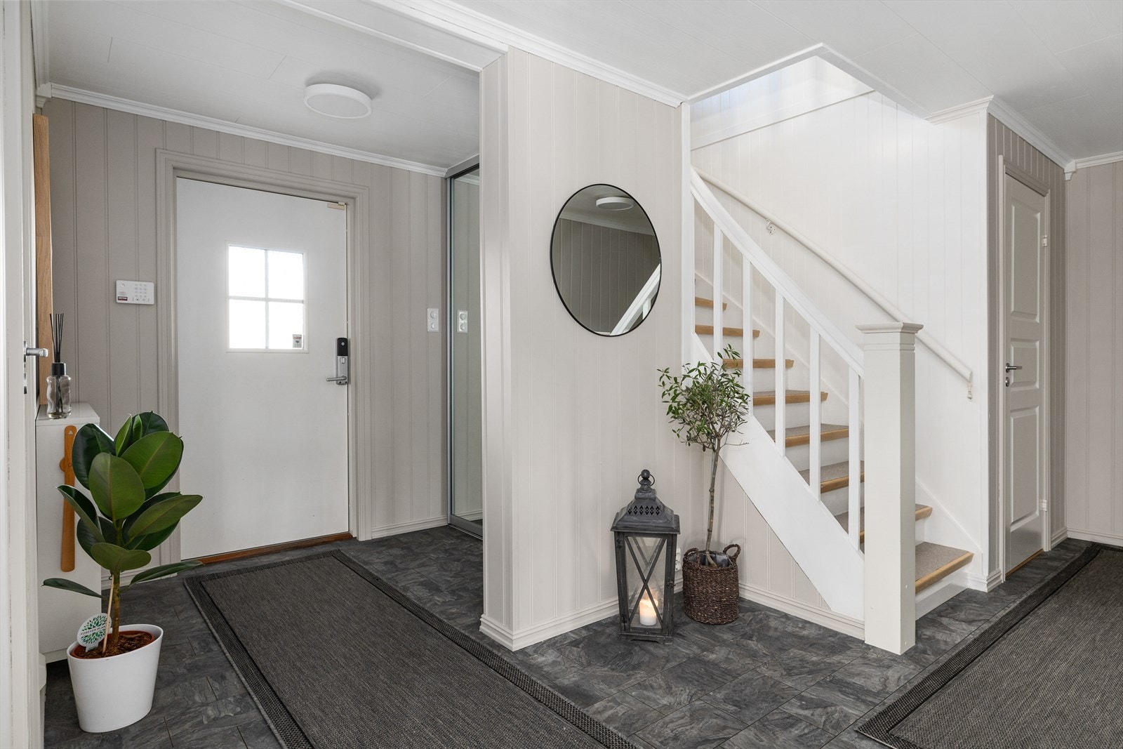 Velkommen inn. Døren er skiftet og det er montert automatisk lås. Galleribilde