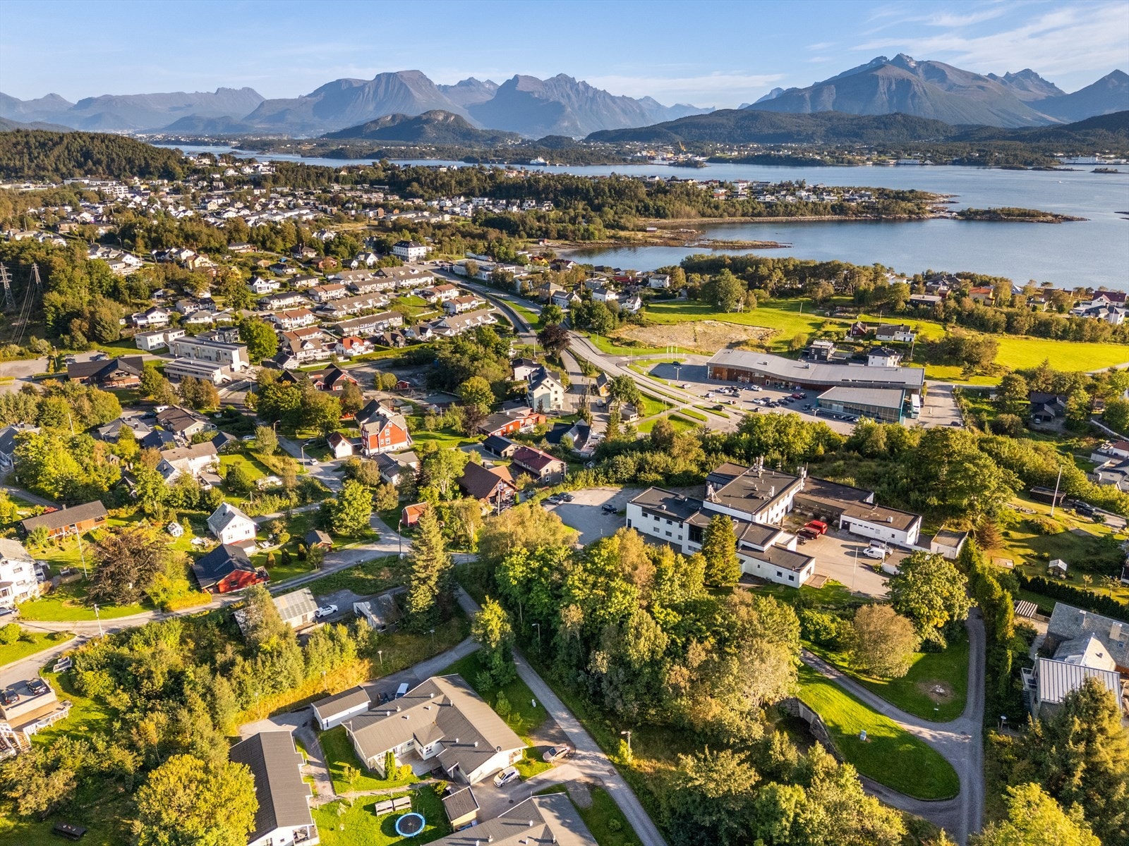 Eiendommen ligger fint til på Gåseid med kort vei til buss, barnehage, skole, turområder og idrettsanlegg. Galleribilde