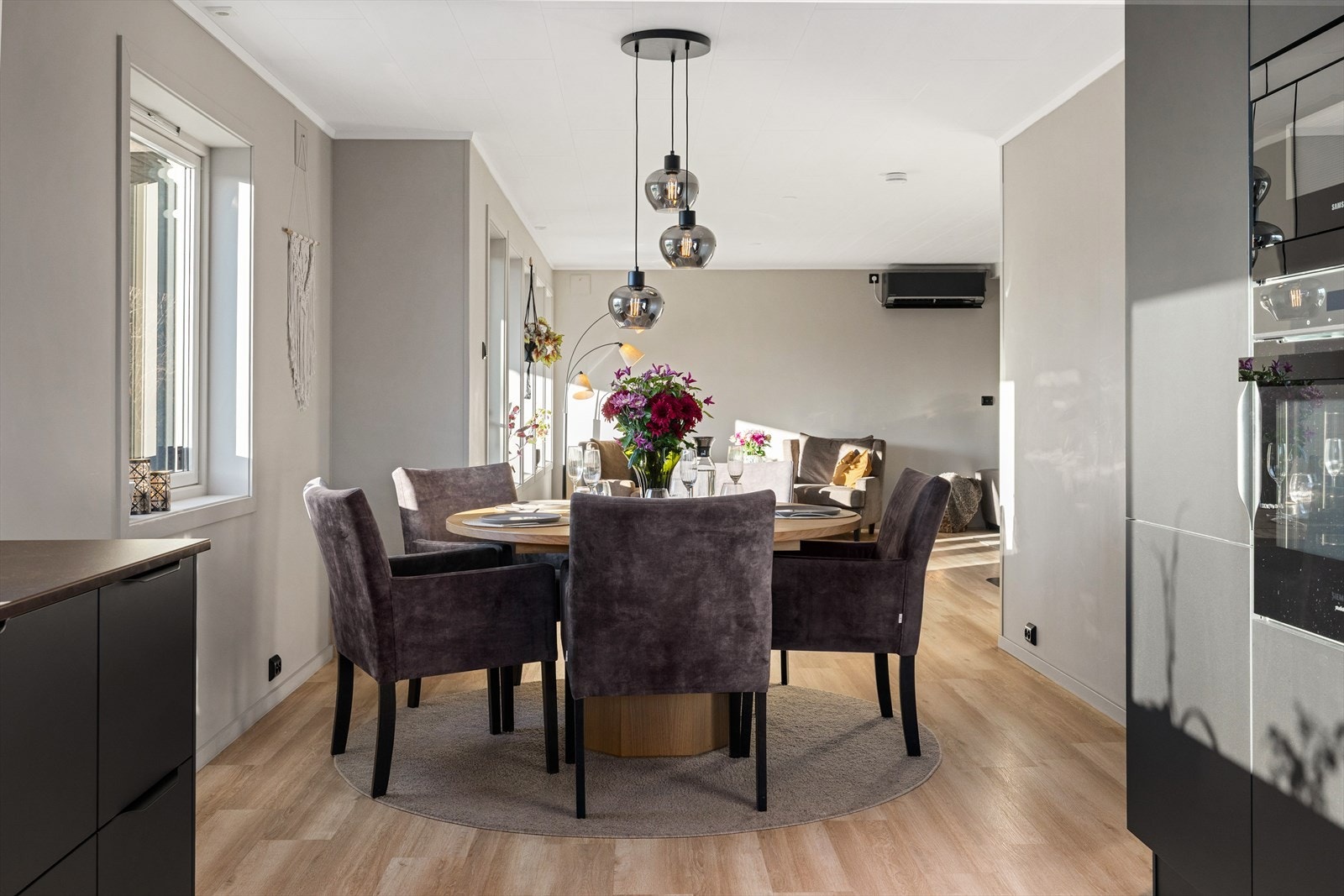 Det er plass til spisebord mellom kjøkkenet og stuen. Galleribilde