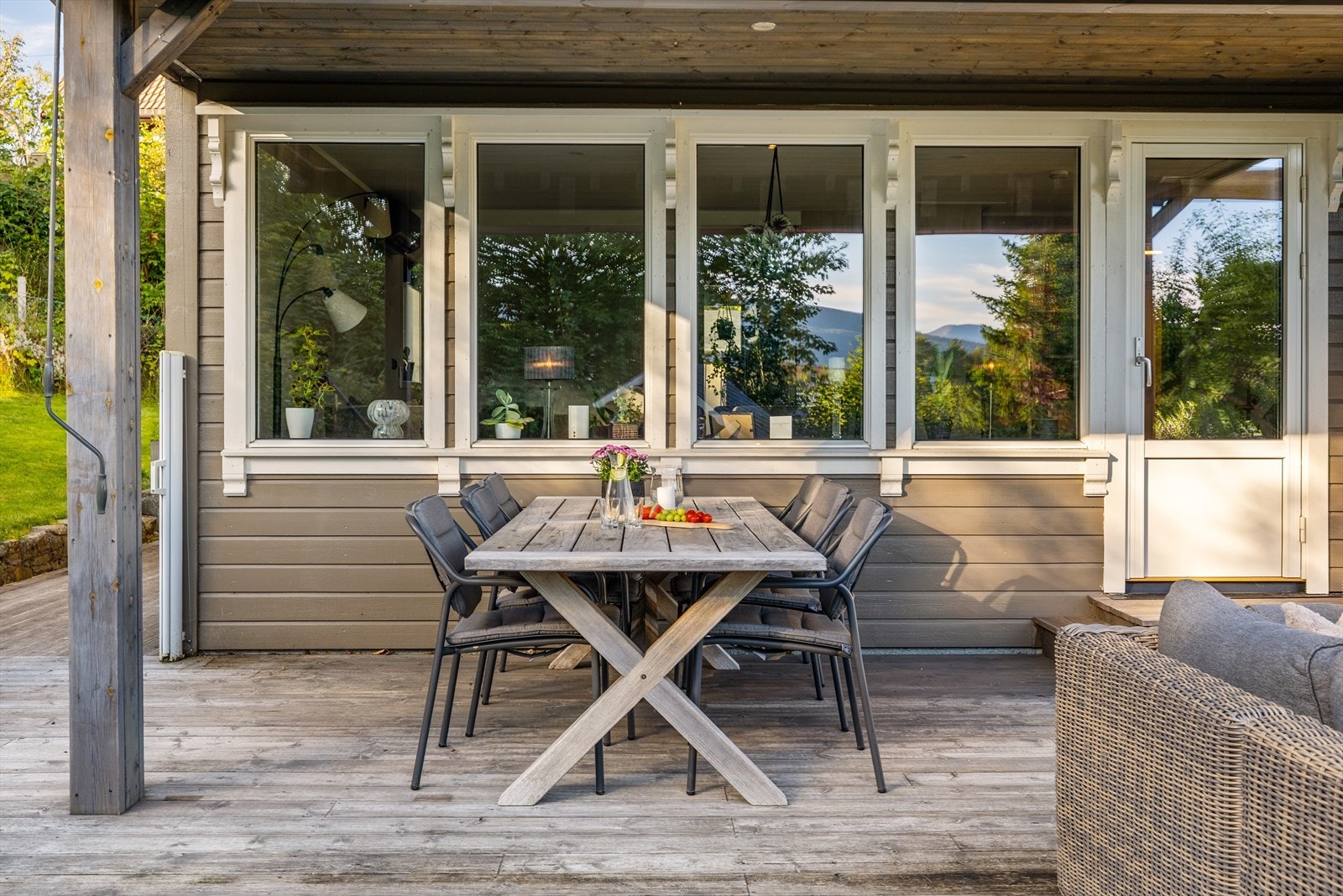 Deler av terrassen har overbygg som gjør at ekte sunnmørsvær også har sin sjarm. Galleribilde