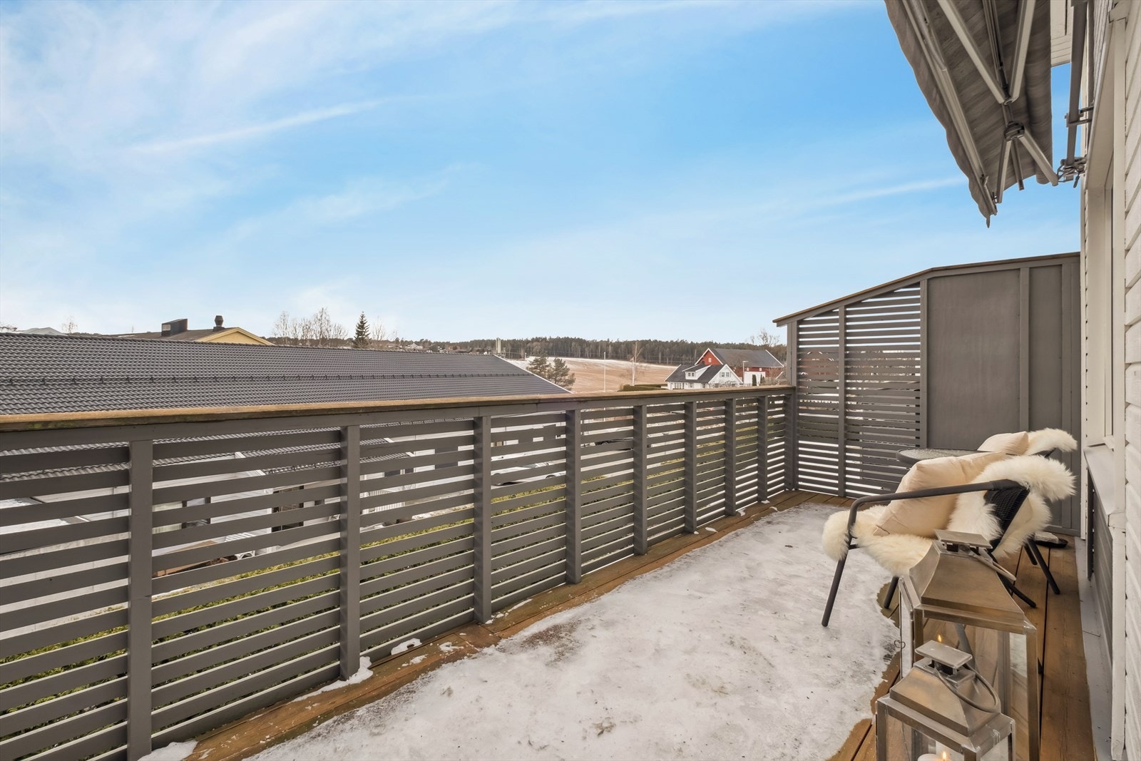 Levegger på begge sider skjermer og gir privatliv på verandaen. Galleribilde