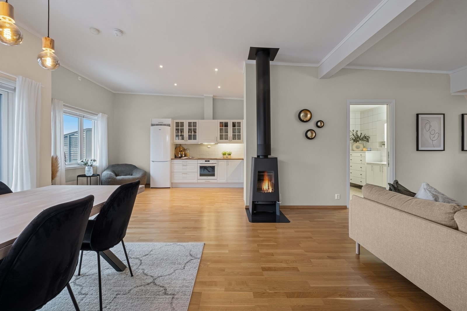 Fra stuen er det direkte utgang til en vestvendt veranda på 17 m². Galleribilde