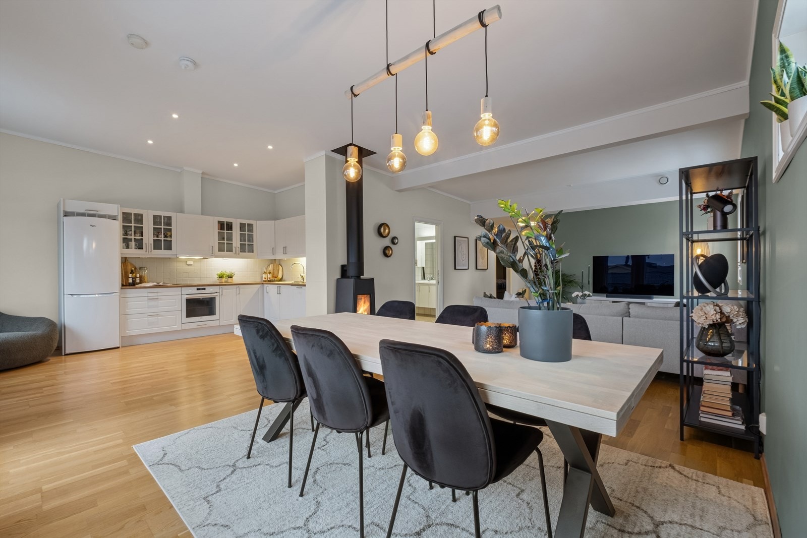 Kjøkkenet ligger i åpen løsning mot stuen, men oppleves likevel behagelig tilbaketrukket. Galleribilde