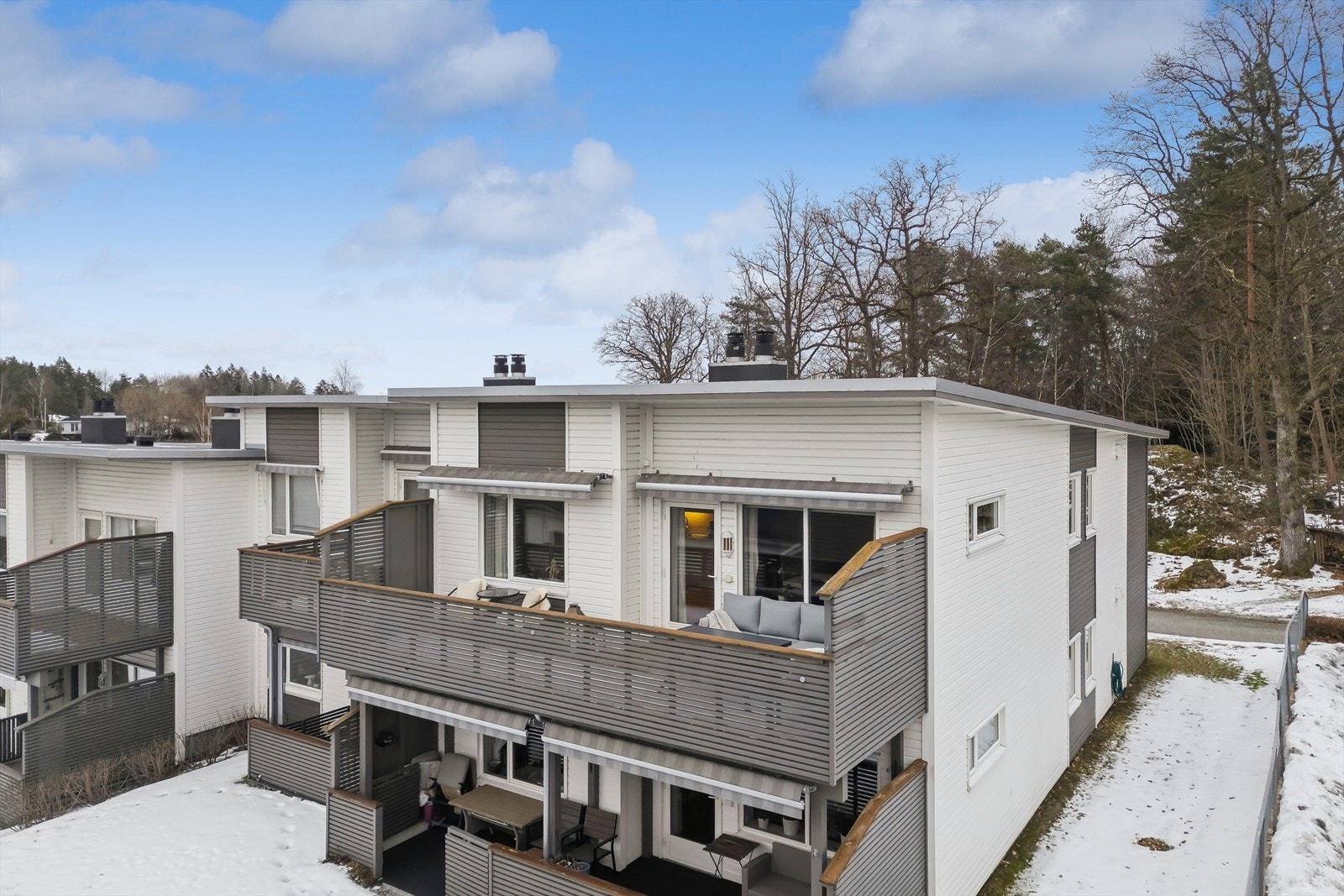 Balkongen har rekkverk i trekonstruksjoner og gir et romslig uteområde. Galleribilde