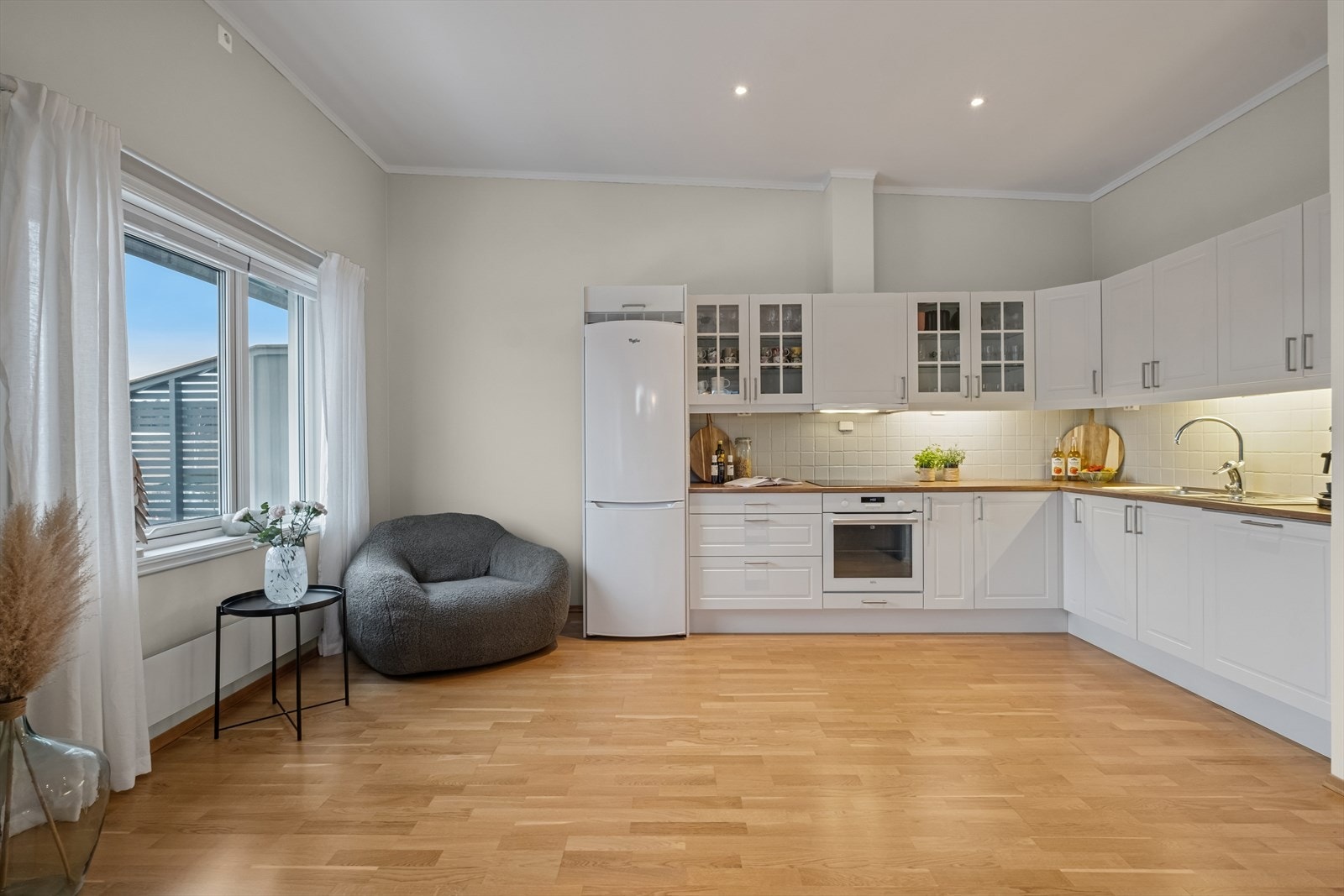 Hvitevarer som oppvaskmaskin, platetopp og stekeovn er integrert i innredningen. Galleribilde