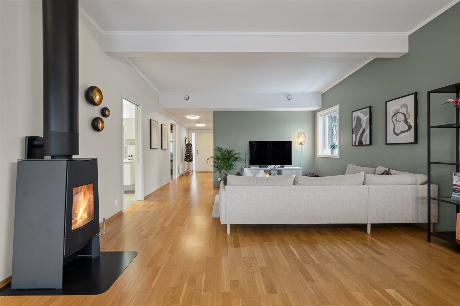 I stuen er det en stemningsfull peisovn som sikrer behagelig varme på kjølige dager. Galleribilde