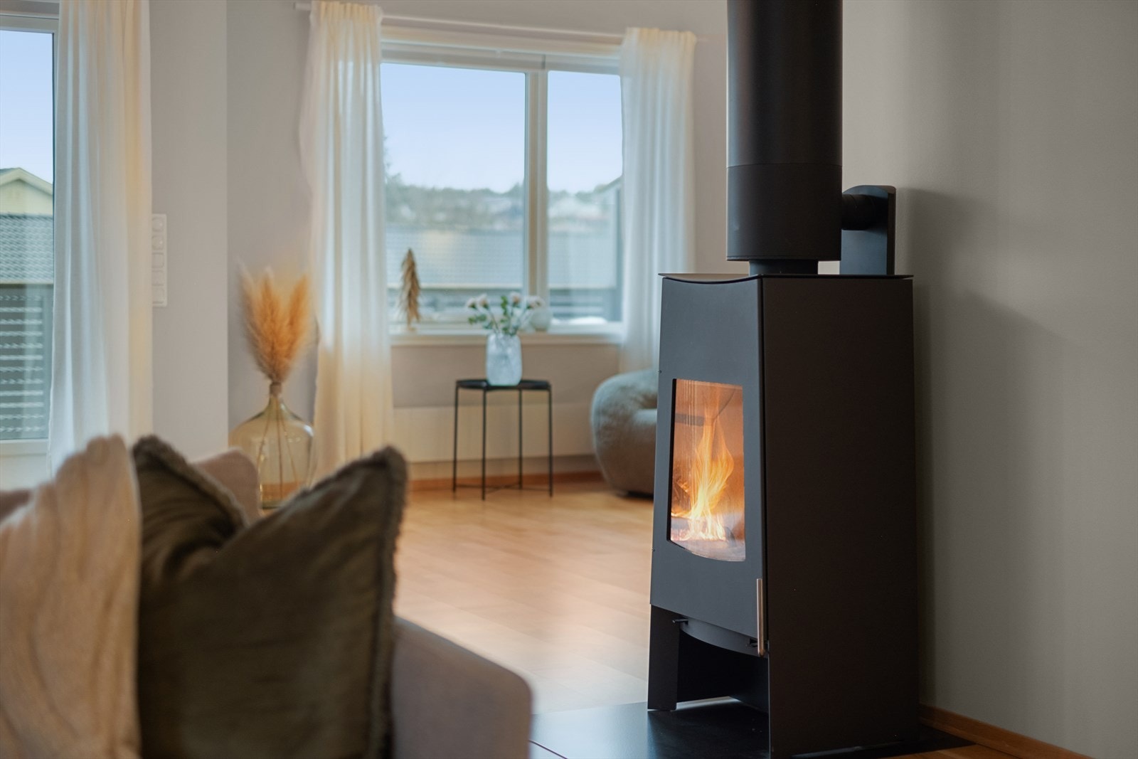 Store vindusflater slipper inn rikelig med naturlig lys og skaper en lys og luftig romfølelse. Galleribilde