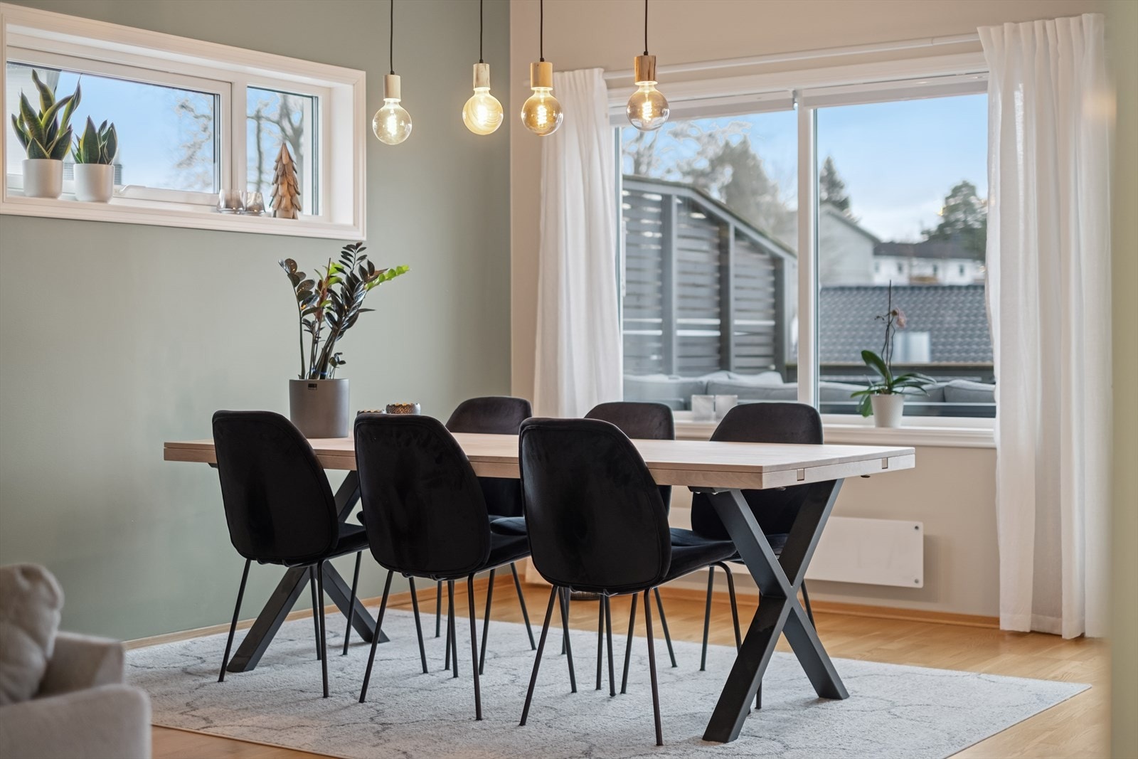 Hyggelig spiseområde med god plass til langbord. Den flotte lampen over spisebord følger boligen Galleribilde