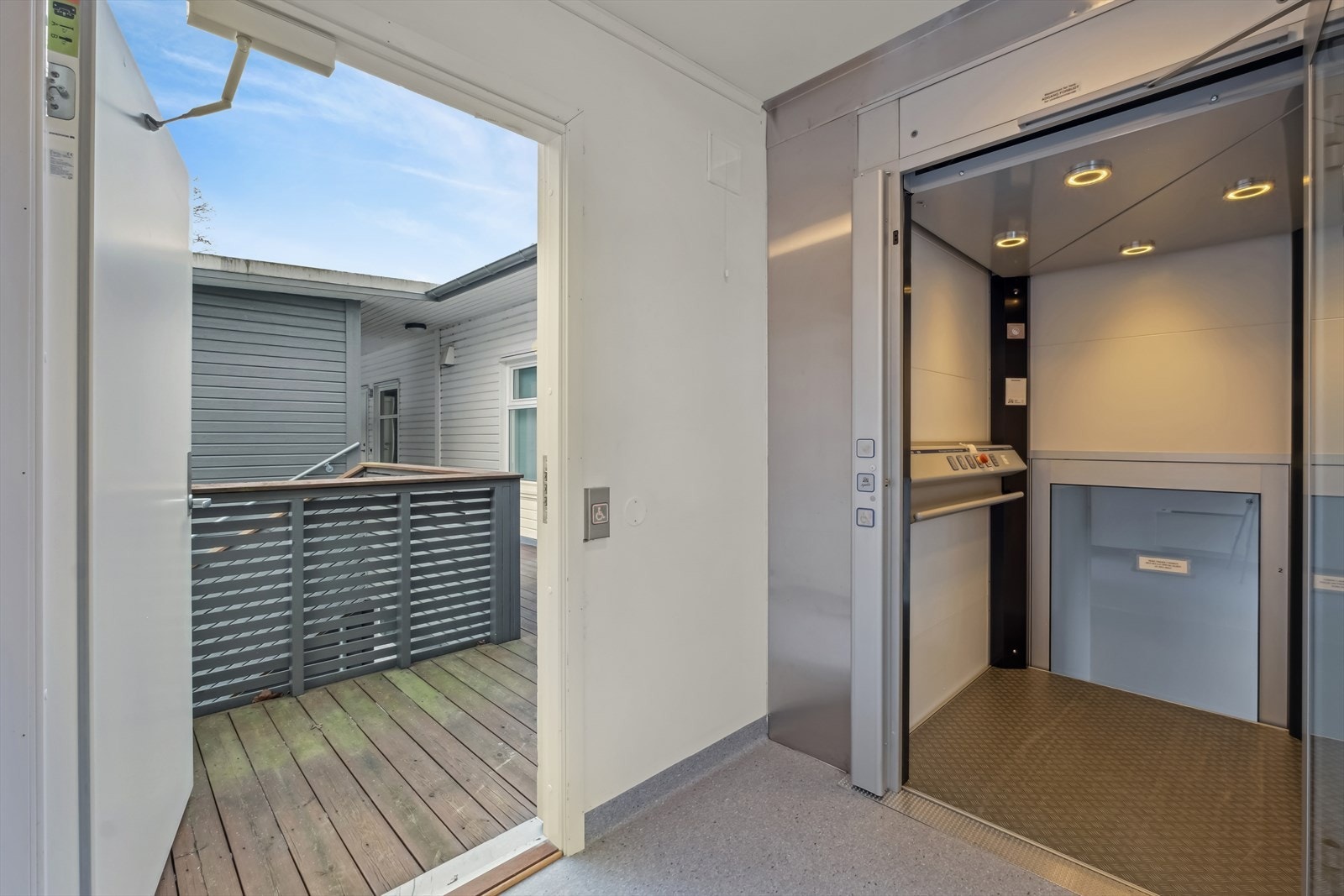 Leiligheten ligger i byggets 2. etasje, med både heis- og trappeadkomst. Galleribilde