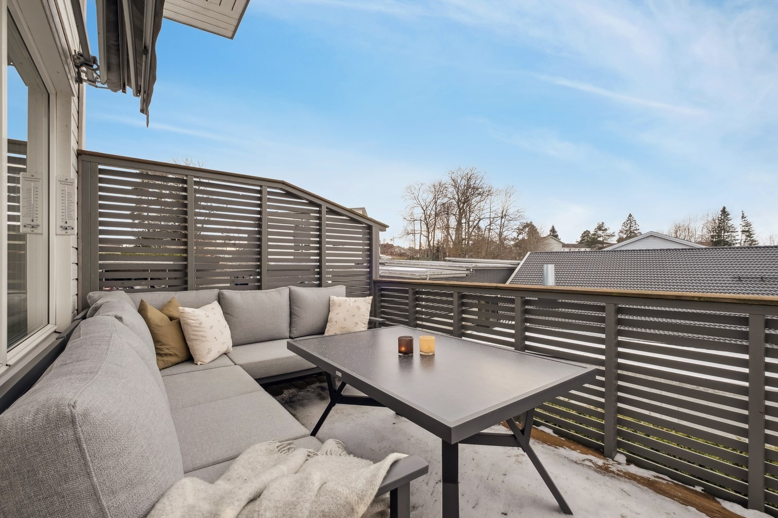 Veranda har en romslig sittegruppe og gir utsikt over nærområdet. Galleribilde