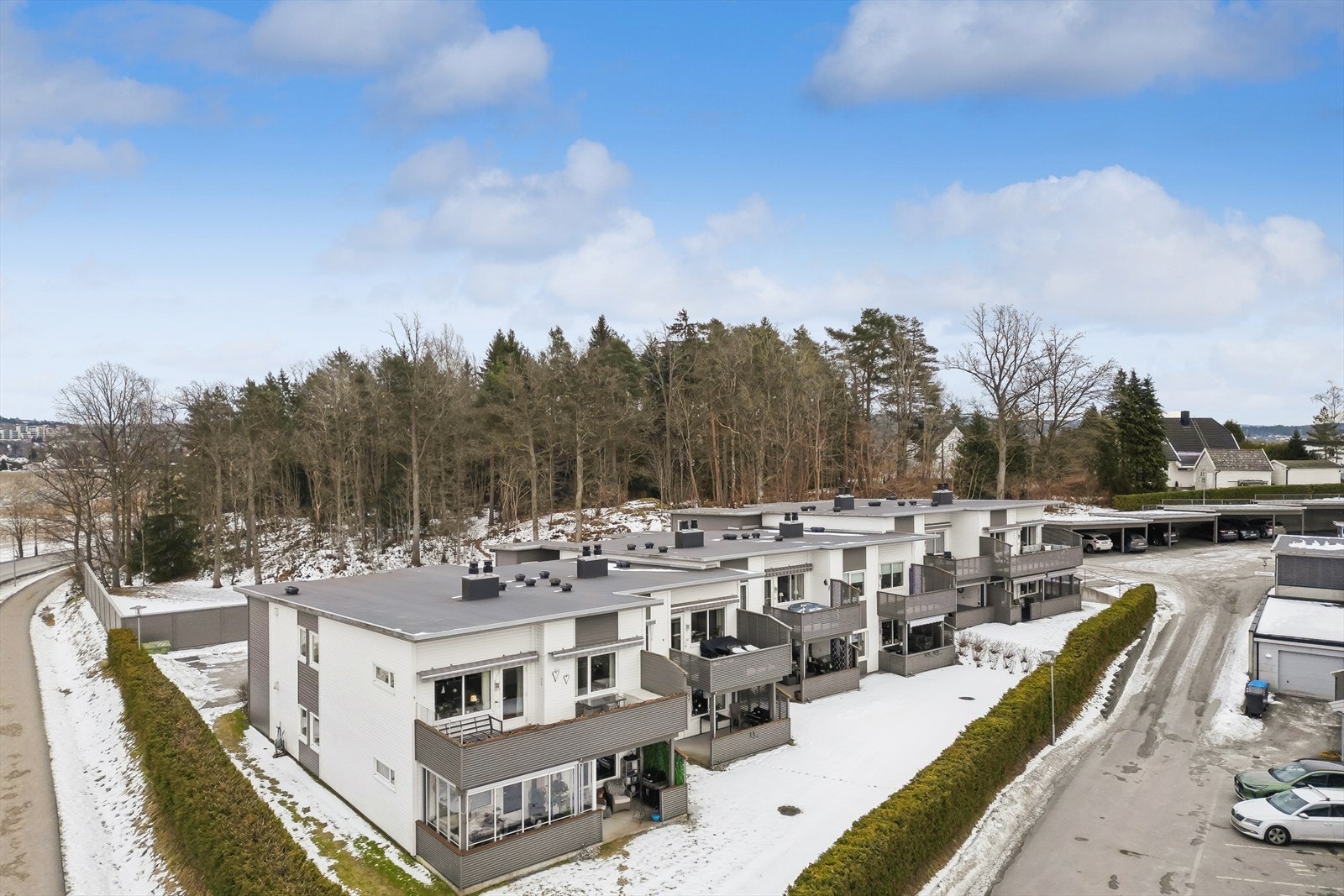 Her bor du med gangavstand til barnehager, skoler, dagligvareforretninger, samt flotte tur- og rekreasjonsområder i Fredrikstadmarka. Galleribilde
