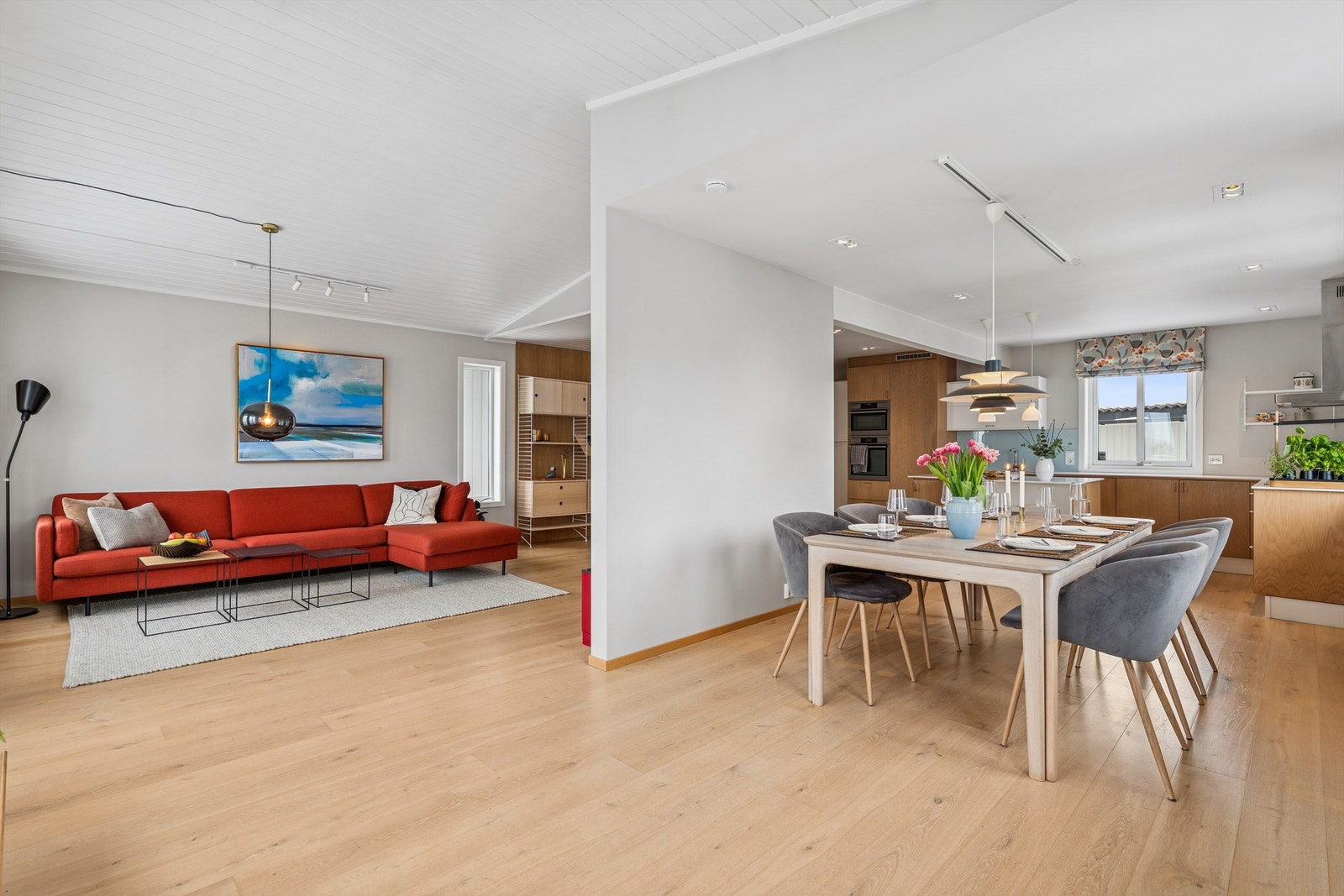 Det er god plass til spise- og sofagruppe som har sine naturlige møbleringssoner i rommet. Galleribilde