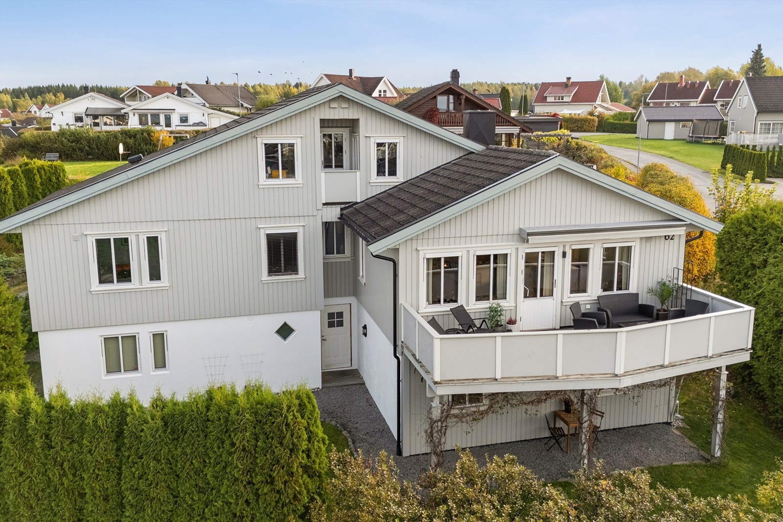 Utleieenhetene har felles, privat adkomst til sokkeletasjen. Galleribilde