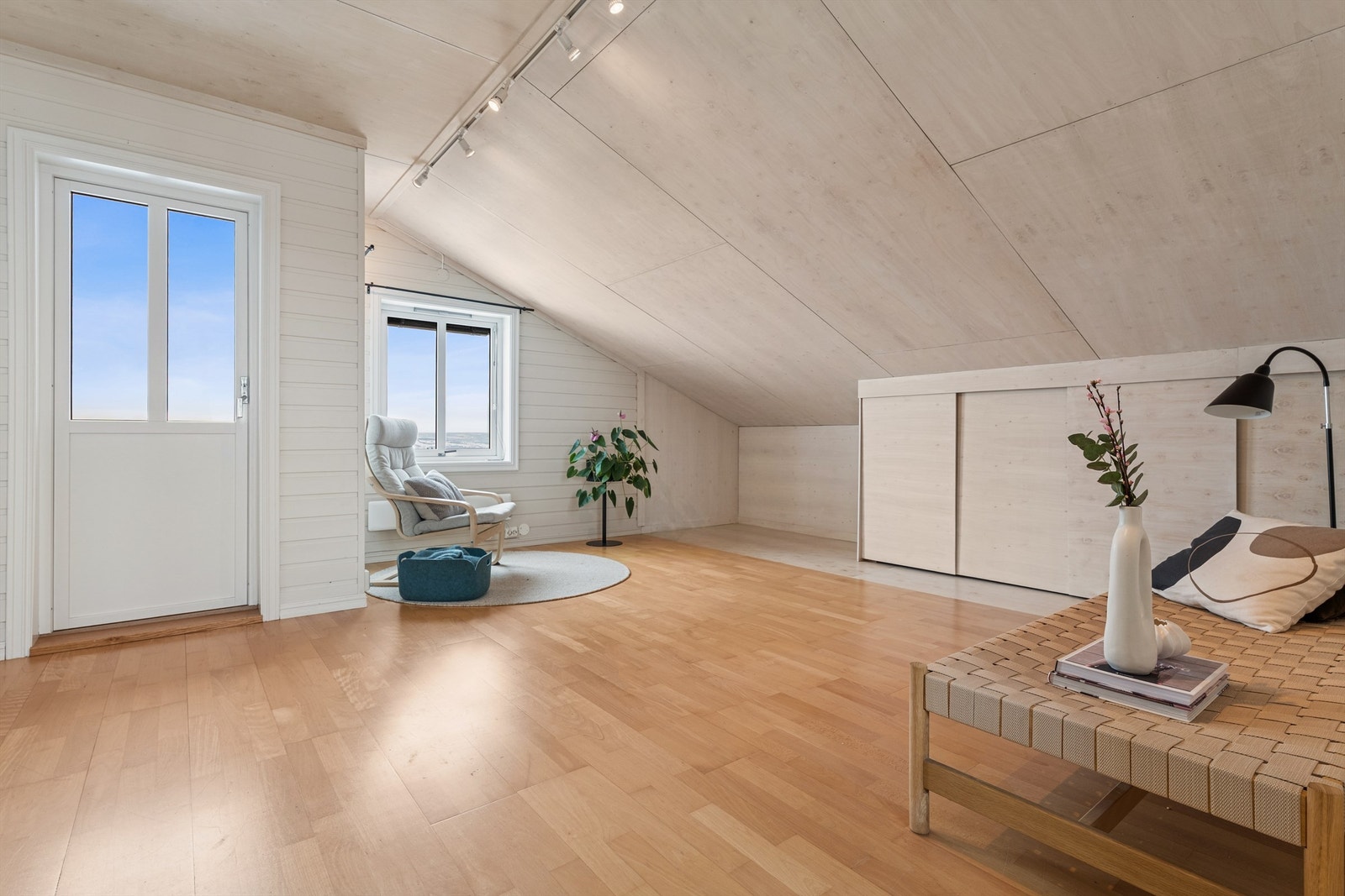 Loftsetasje med stue, 2 soverom og 2 balkonger (én på 10 kvm og én på 1 kvm). Galleribilde