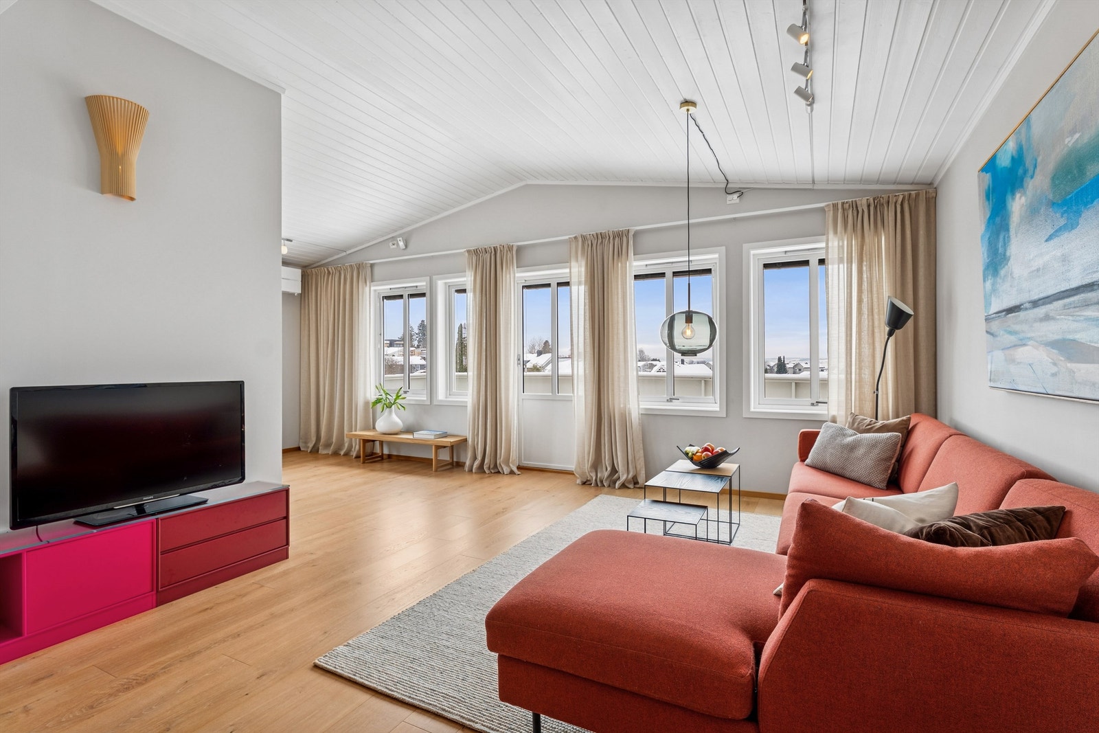 Stue med flott Mjøsutsikt og utgang til balkong med gode solforhold. Galleribilde