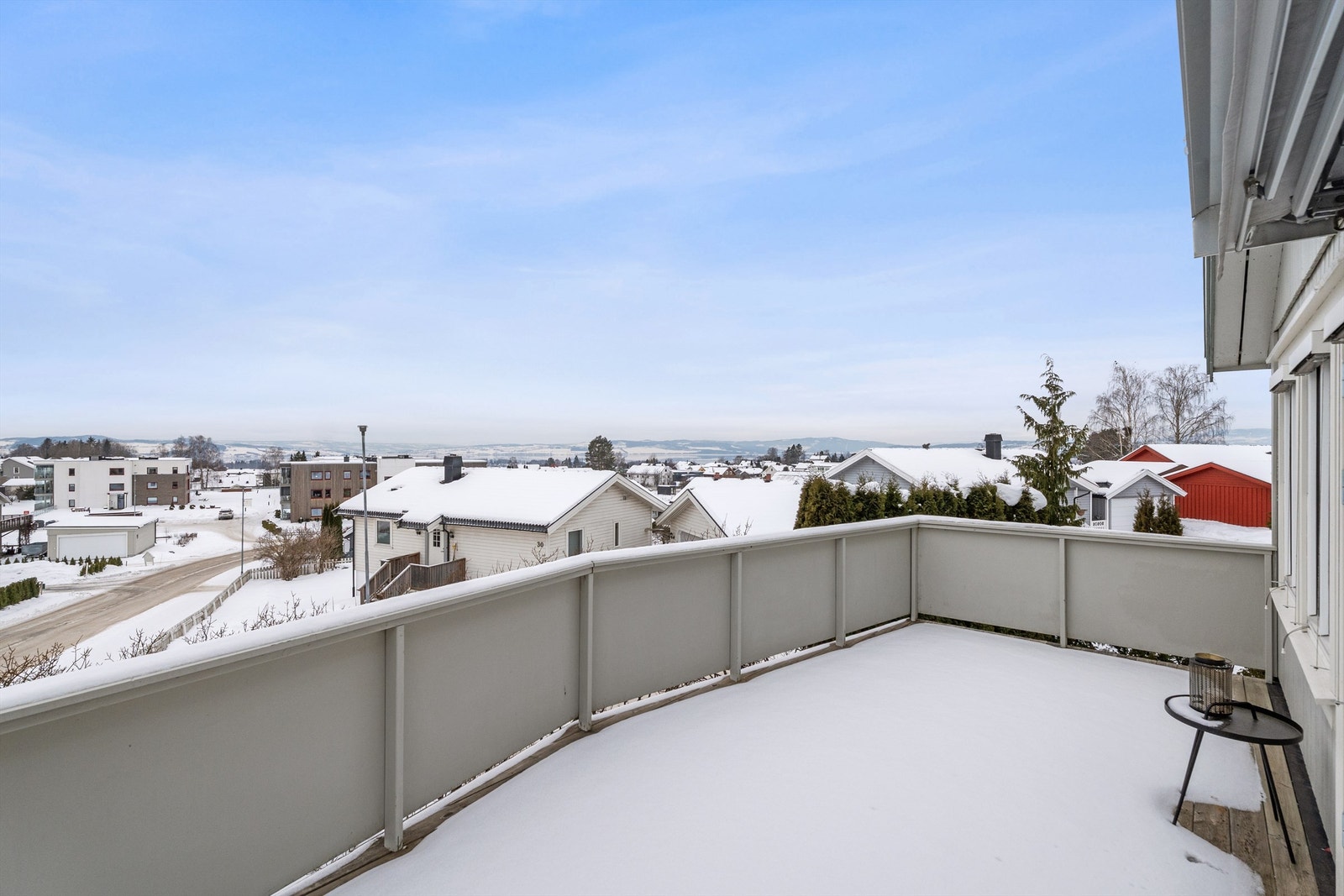 Balkong med flotte utsiktsforhold og plass til utemøblement. Galleribilde