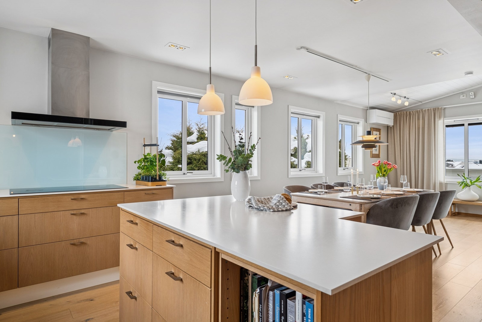 Kjøkkeninnredning fra Drømmekjøkken med glatte fronter i eik og kompaktlaminat benkeplate. Galleribilde