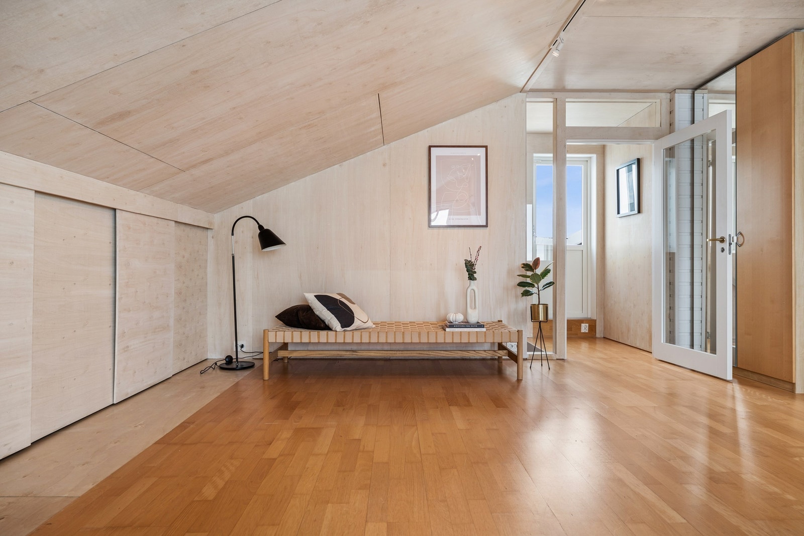 Loftstue med gjennomgående lysforhold. Galleribilde