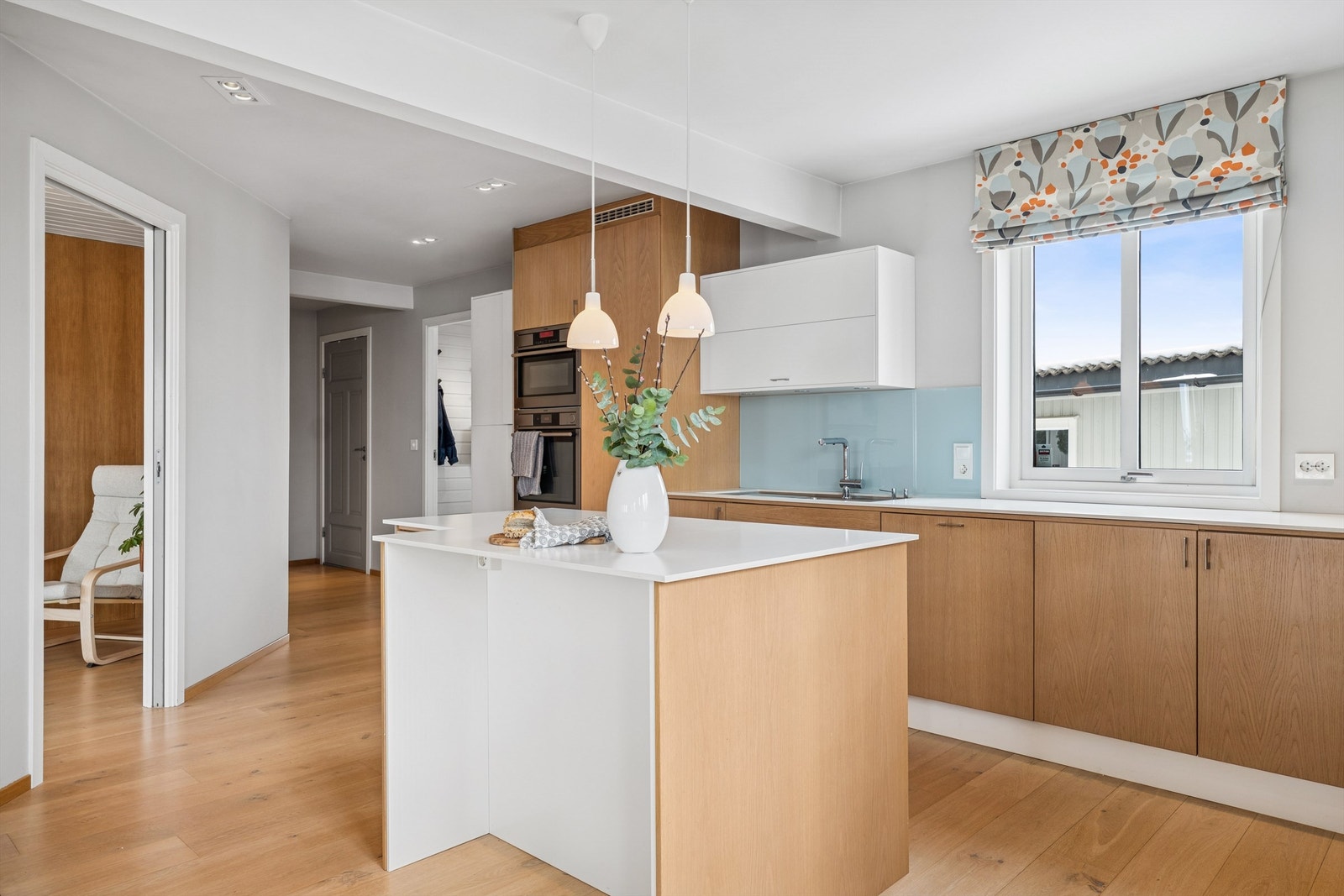 Alle integrerte hvitevarer på kjøkken medfølger. Galleribilde