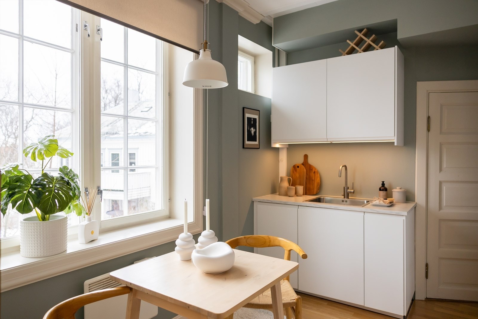 Kjøkkenet har integrerte hvitevarer som oppvaskmaskin, platetopp og stekeovn. Galleribilde