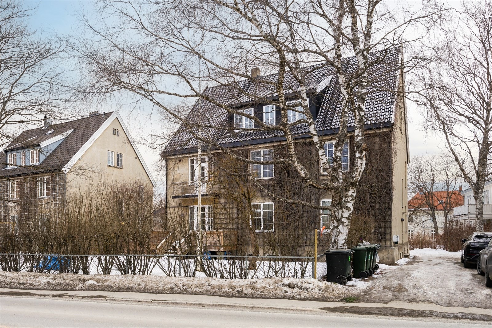 Det medfølger egen parkeringsplass. Det er også sykkelparkering bak huset ved hovedinngang. Galleribilde