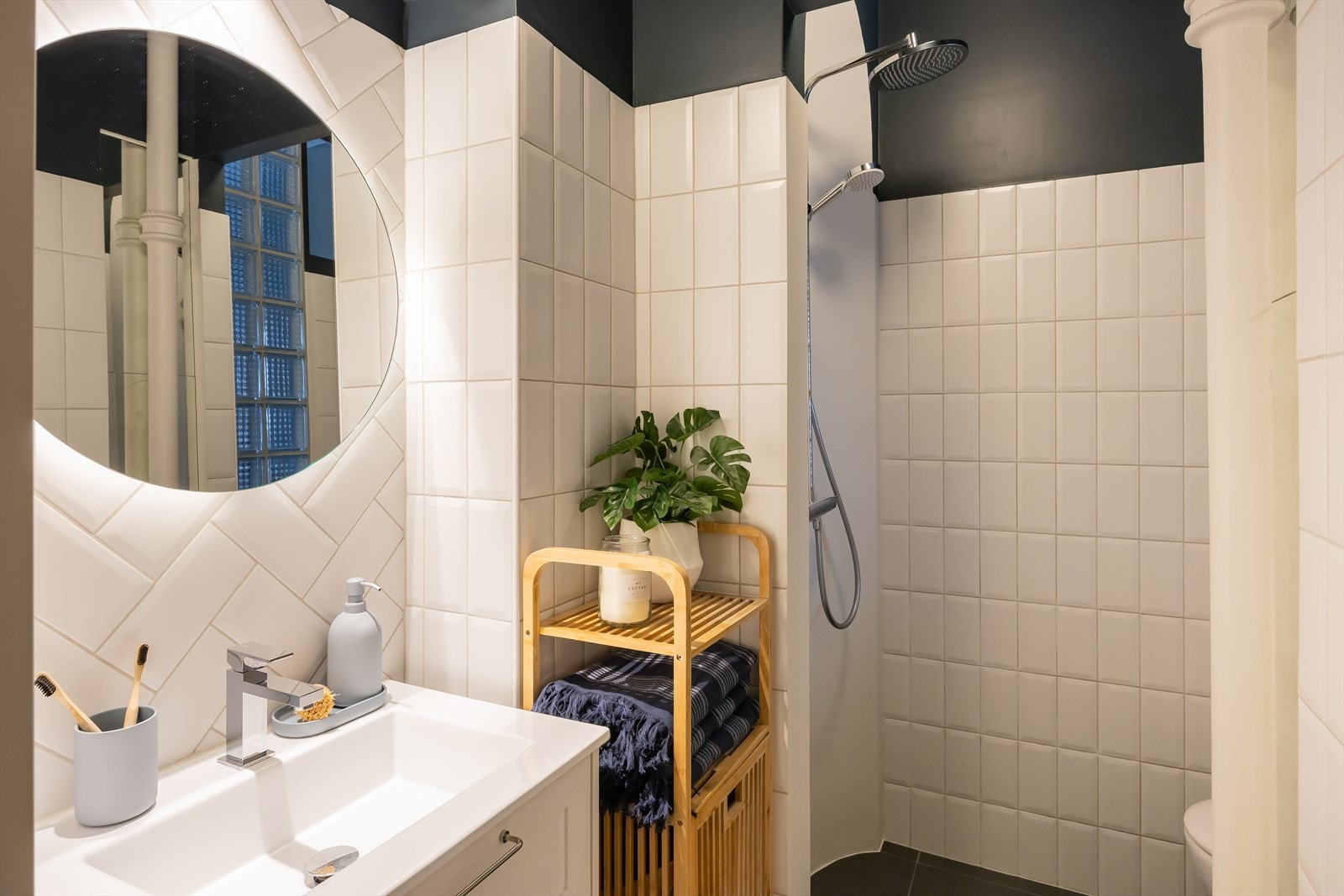 Totaloppusset bad fra 2019 med nytt sluk, membran, rør-i-rør og vannskap. Alt i leiligheten er så og si nytt når det gjelder VVS. Arbeid utført av Nidarvoll Byggservice AS. Galleribilde