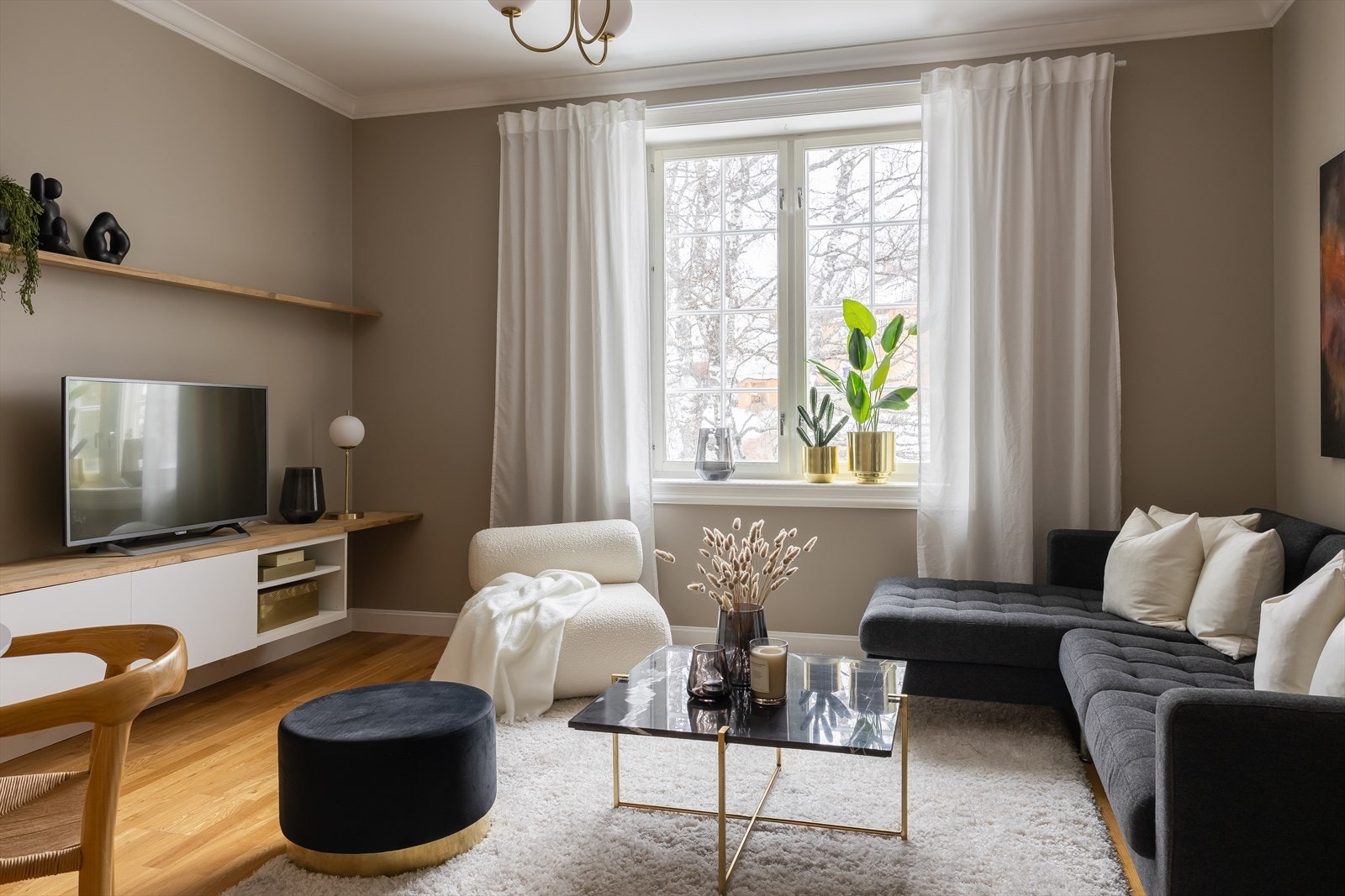 Stuen er på 19 m² med flere innredningsmuligheter. De dype vinduskarmene sørger for rikelig med naturlig lysinnslipp. Galleribilde