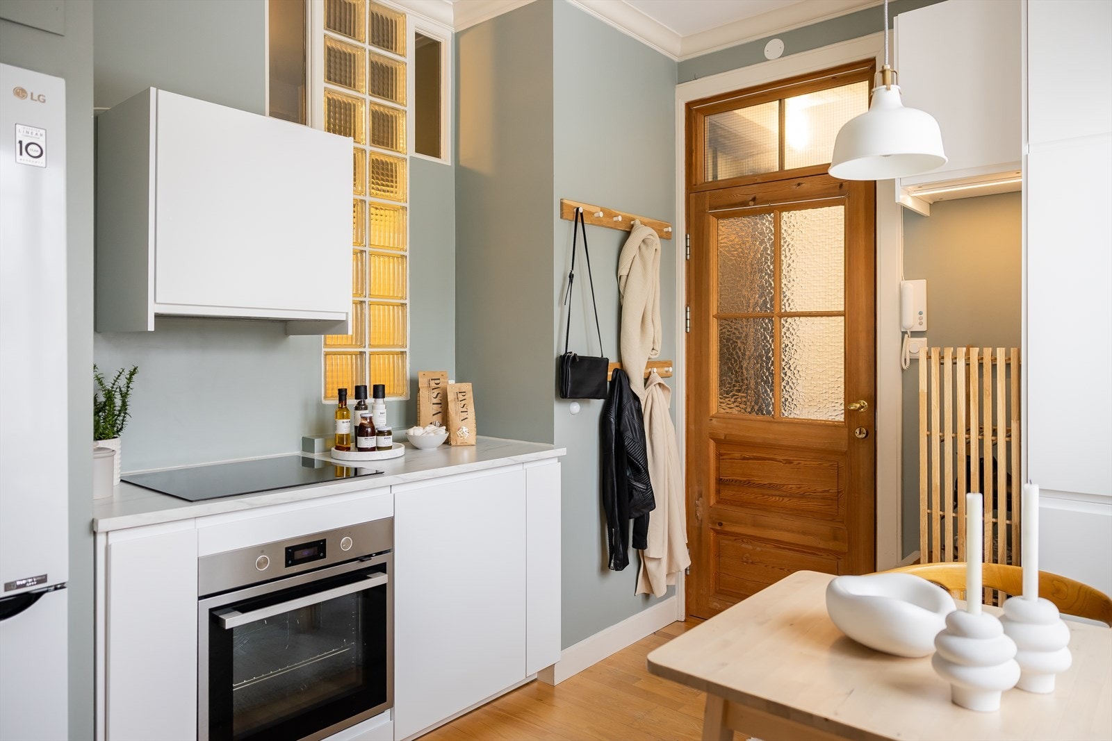 Det er etablert lekkasjevakt i skrog der innebygd sisterne er etablert. Takstmann har vurdert kjøkkenet til tilstandsgrad 1. Galleribilde