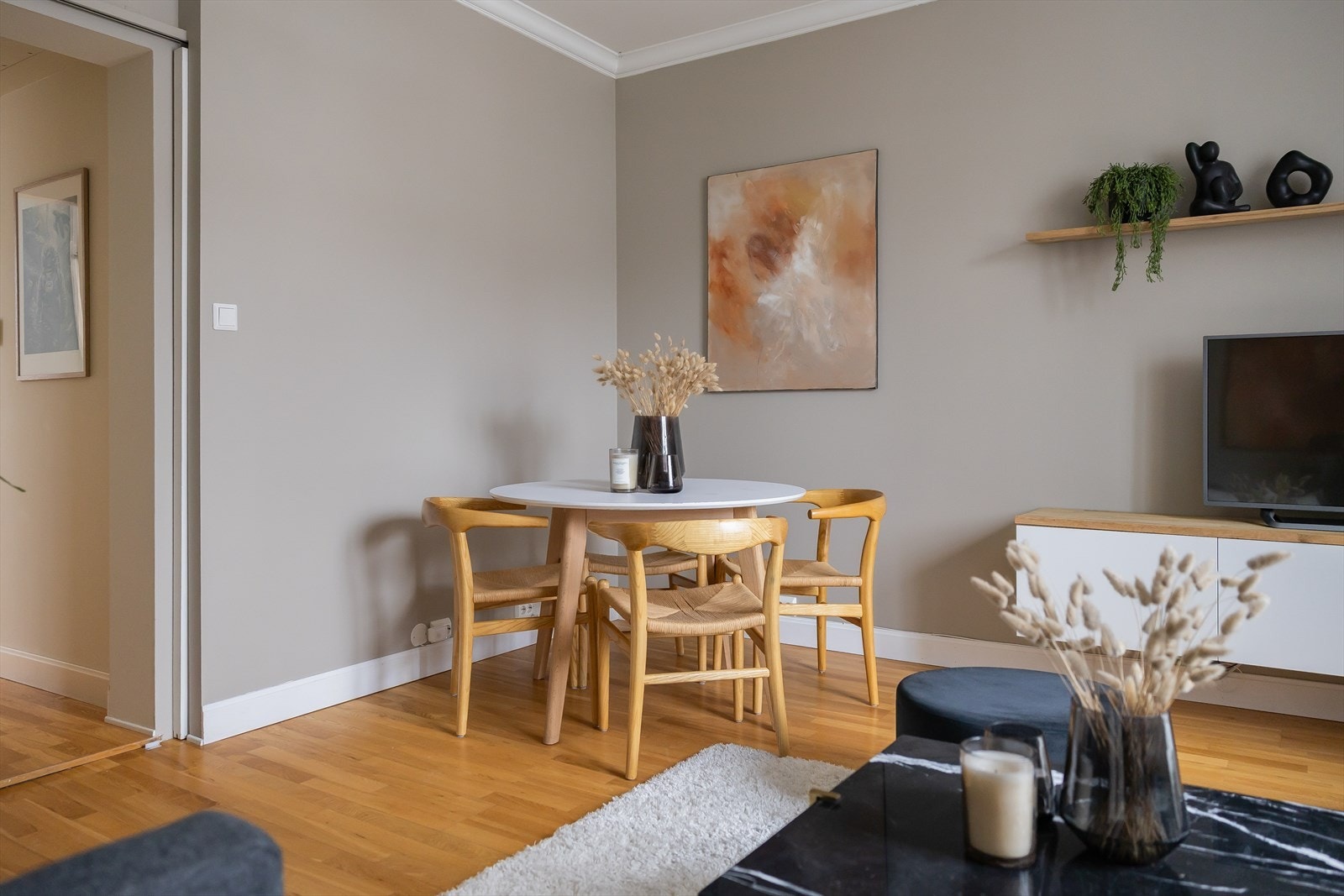 Nytt balansert ventilasjonsanlegg fra 2022 med tilluft til soverom og stue og avtrekk fra kjøkken og bad. Varmen i avtrekksluften gjenvinnes og overføres til friskluft som tilføres leiligheten. Dette gir frisk filtrert luft hele året uten stort varmetap. Galleribilde