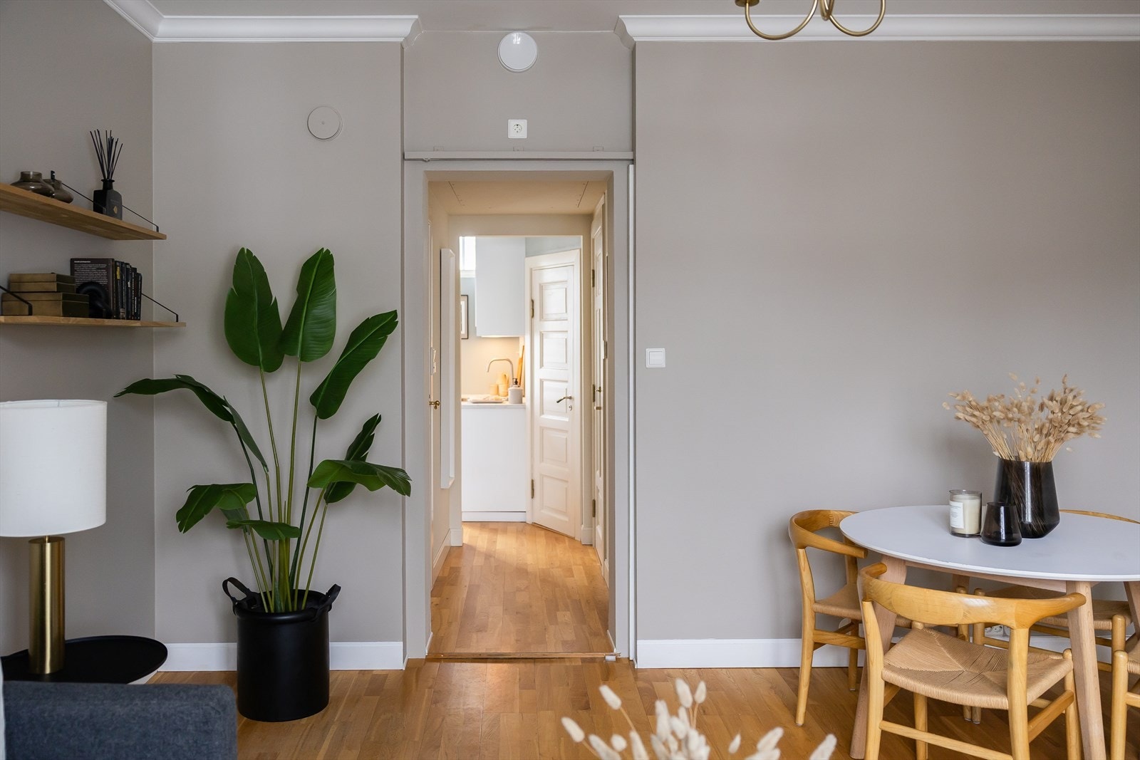 De lave månedlige felleskostnadene inkluderer felles forsikring for eiendommen og daglig drift/vedlikehold. Galleribilde