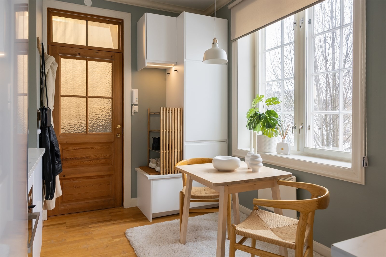 Her er det også egen plass til spisegruppe under vindu som vender mot bakgård. Galleribilde