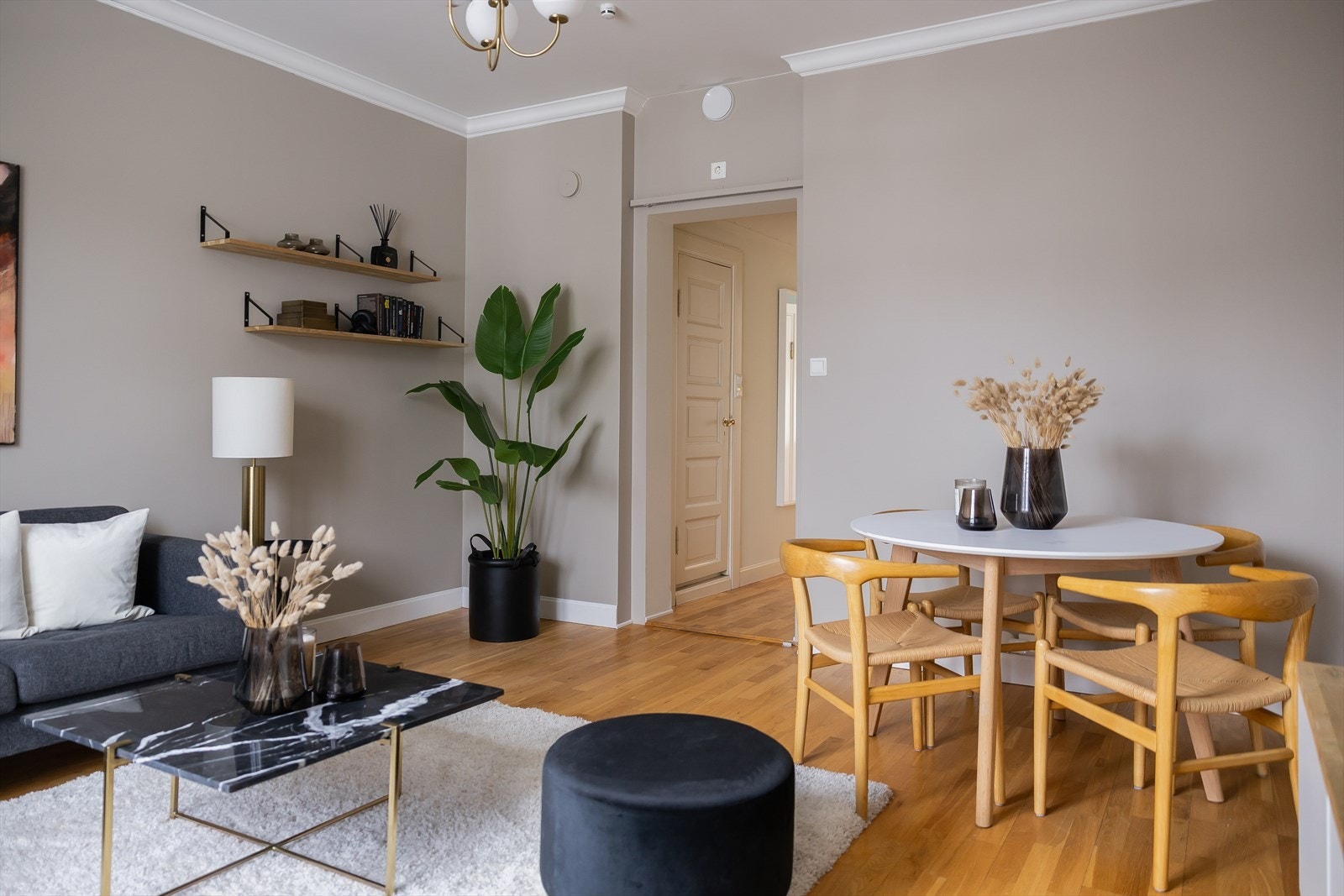 Her er det blant annet god plass til spisegruppe. Galleribilde